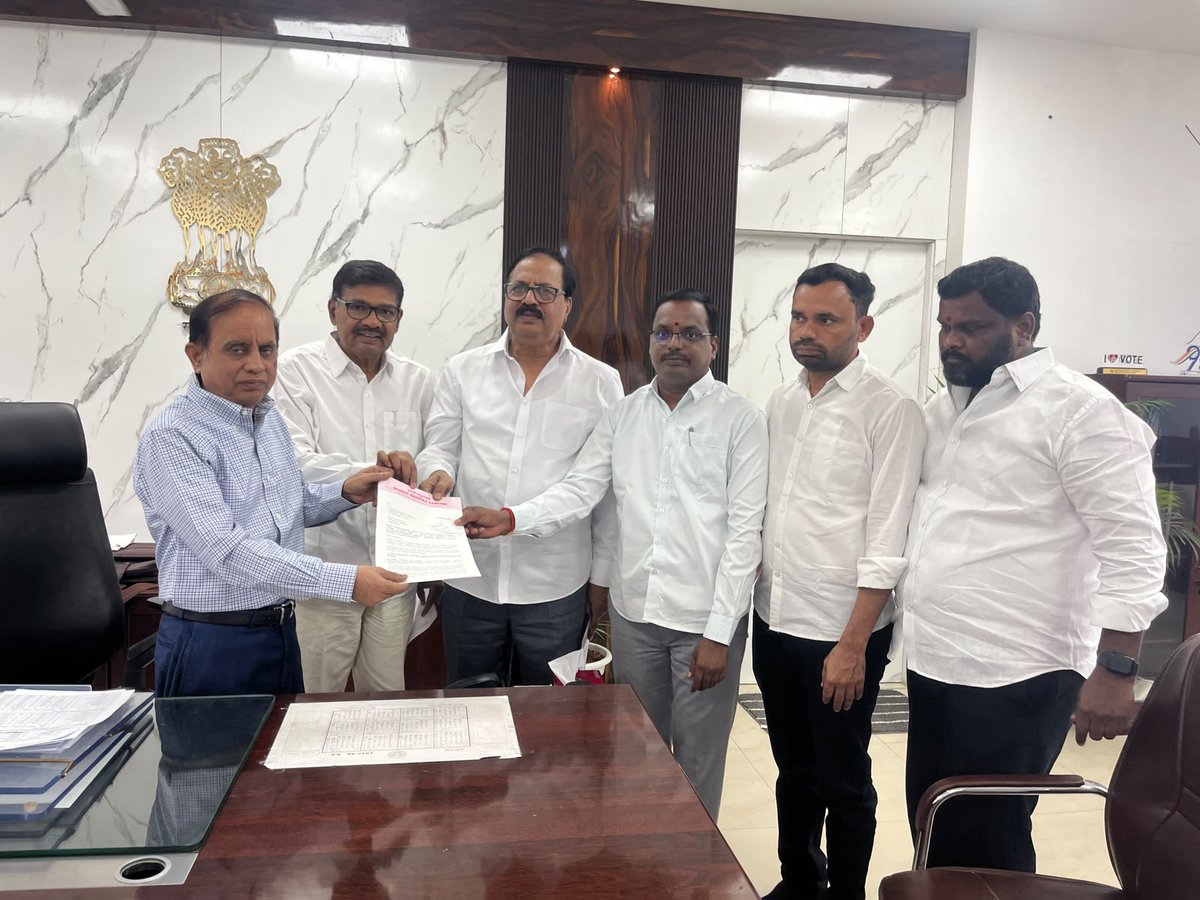 BRSparty's tweet photo. బీఆర్‌కే భవన్‌లో రాష్ట్ర ఎన్నికల ప్రధానాధికారి సుదర్శన్ రెడ్డితో భేటీ అయిన బీఆర్ఎస్ ప్రధాన కార్యదర్శి సోమ భరత్ కుమార్, కార్పొరేషన్ మాజీ ఛైర్మన్ దేవి ప్రసాద్, బీసీ కమిషన్ మాజీ సభ్యుడు కిషోర్ గౌడ్ తదితరులు.

ఖమ్మం, నల్గొండ, వరంగల్ గ్రాడ్యుయేట్ ఎమ్మెల్సీ ఎన్నిక ఓట్ల నమోదు ప్రక్రియలో కాంగ్రెస్ అభ్యర్థి రాంరెడ్డి సర్వోత్తమ్ రెడ్డి అక్రమాలకు పాల్పడుతున్నారని వారు ఈ సందర్భంగా ఫిర్యాదు చేశారు.
