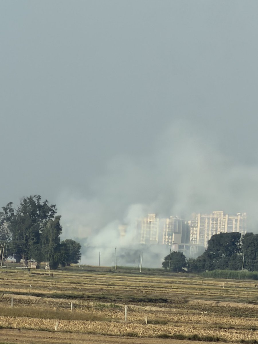 amitsurg's tweet photo. Traveling from HP to Chandigarh, greeted by endless miles of burning parali right from HP-Punjab border to the outskirts of Chandigarh. 
All the best, Delhi. “brave Punjab CM” is out to screw you again. https://t.co/xe3xiGOPp7