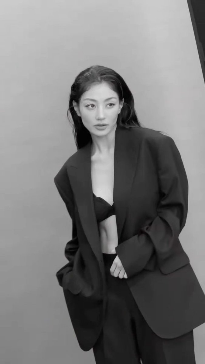 WithPJihyo's tweet photo. Jihyo for EMITHAUS behind the scenes 1 <frameshots>

🤵‍♀️

#EMITHAUS #이밋하우스
#JIHYO #지효 #ジヒョ @EMITHAUS https://t.co/XBSKcHoPkA
