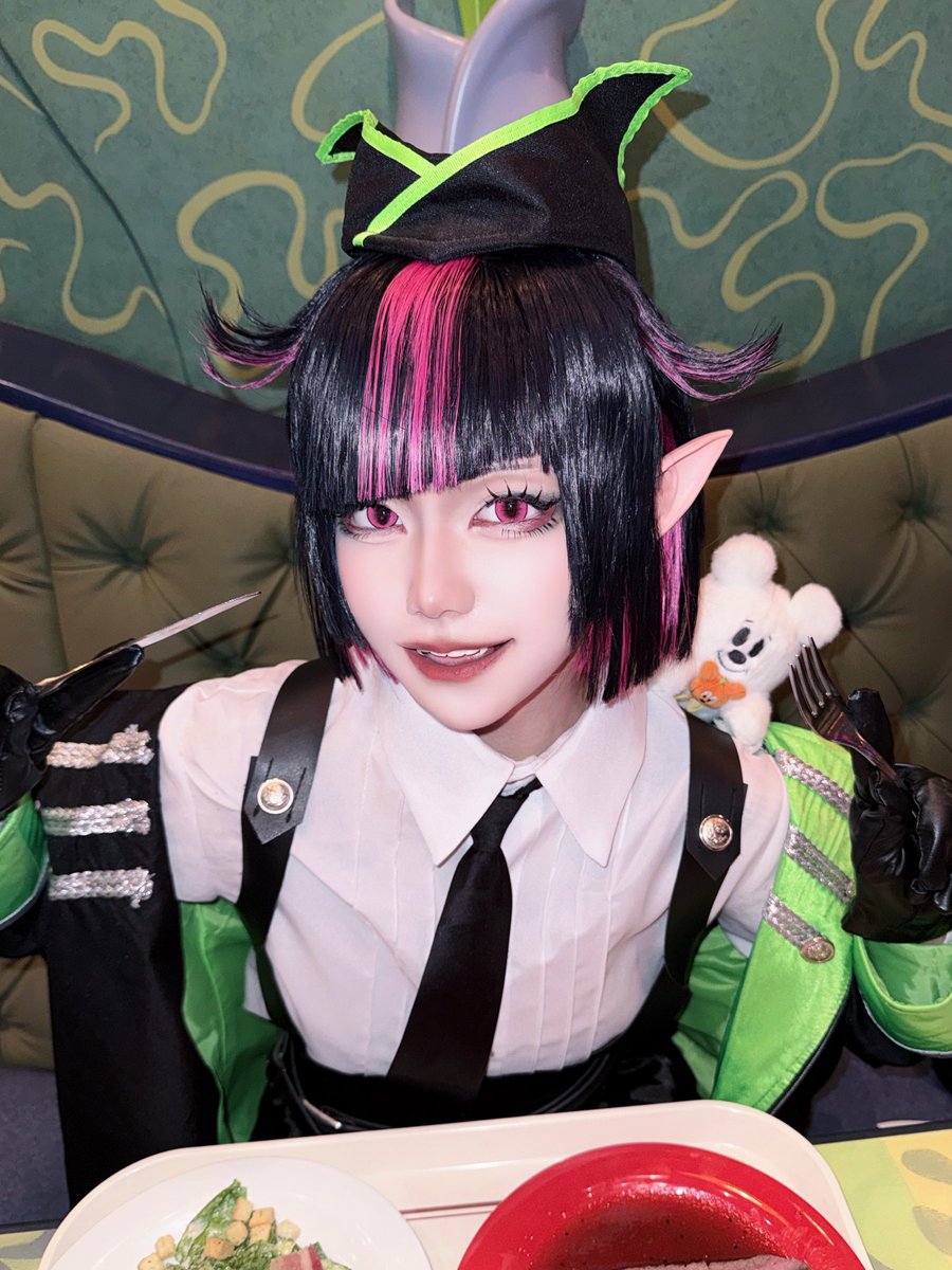 _6v626's tweet photo. 他寮の偵察の前に、まずはゆっくり食事じゃ🎶

#Dハロ仮装2026 #Dハロツイステ https://t.co/dHFgBXxGW7