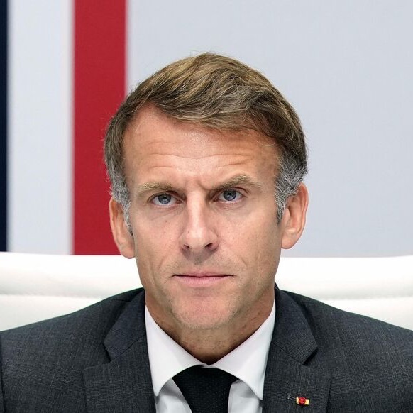 ShadesFrance's tweet photo. 🚨🇫🇷 Emmanuel Macron annonce que les prochaines manifestations se dérouleront EN DEHORS DES CENTRES-VILLES 🏢

👉 Il le justifie par la volonté de garantir des manifestations "dans le CALME (…) sans mettre nos COMMERCES à RISQUE" https://t.co/BmGZEUzbhu