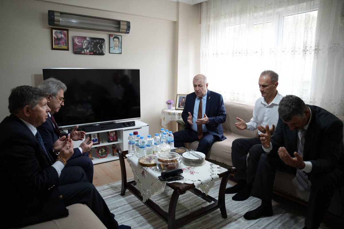 zaferpartisi's tweet photo. Genel Başkanımız Prof. Dr. Ümit Özdağ ve parti heyetimiz, 1998 yılında şehit olan polis memurumuz Cumhur Yılmaz’ın kıymetli ailesini ziyaret etti.

Aziz şehidimizin hatırasını yad eden Genel Başkanımız, şehidimizin ailesiyle bir süre sohbet ederek acılarını paylaştı, hatıralarını dinledi.