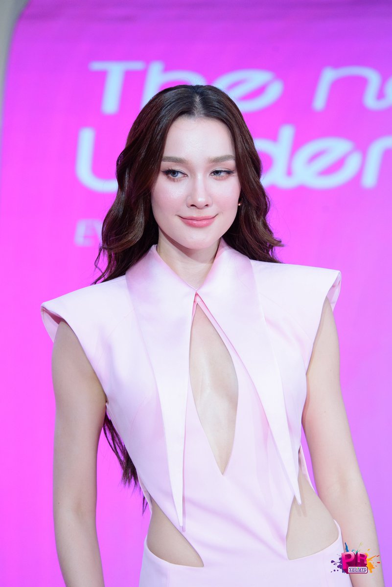 PRSocietyNews's tweet photo. สองสาว “แบม” - “เดียร์น่า” บน Pink Carpet ในงาน "EVEANDBOY THE NEW Underground Siam Square One”

BAM AT EVEANDBOYSQ1 OPENING
#BamXUltramild
#Bamsaralee #dianaflipo
#EVEANDBOYTheUndergroundSiamSquareOne https://t.co/xMgBbOu8i8