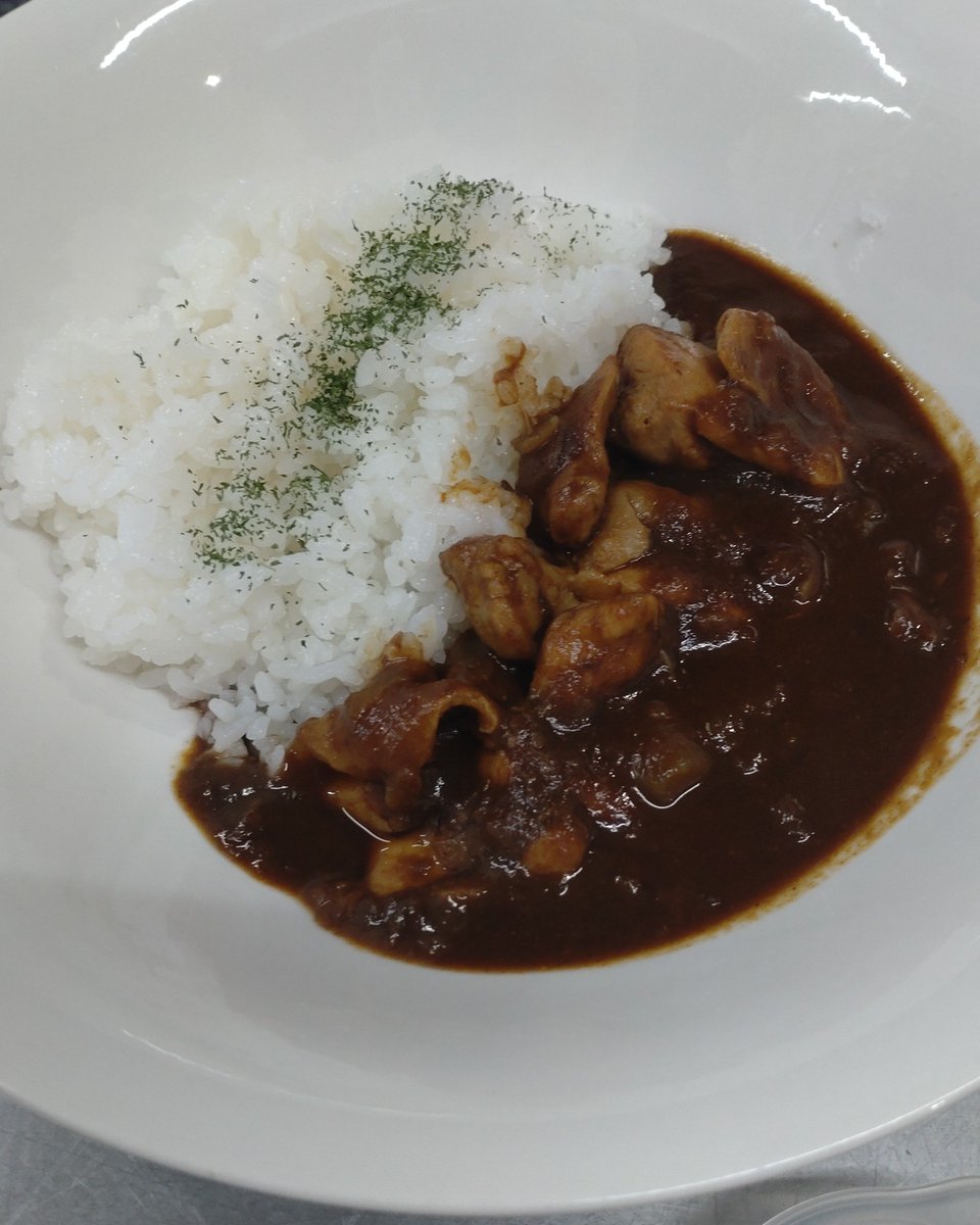 katsuhiro2021's tweet photo. カシミールチキンカレー、まかない。

レトルトではありますが、追いチキンして😎

作っているだけで、額にじんわり汗が。
「辛いよ、覚悟して」とハードル上げすぎたか、あるいは白ご飯と一緒に食べると辛さが中和されるのか、意外とペロリと食べられました🫢

辛いの大好きなスタッフは全然余裕、と😂

うまかった〜😊

#まかない
#カレー
#カシミール
#チキン
#辛口