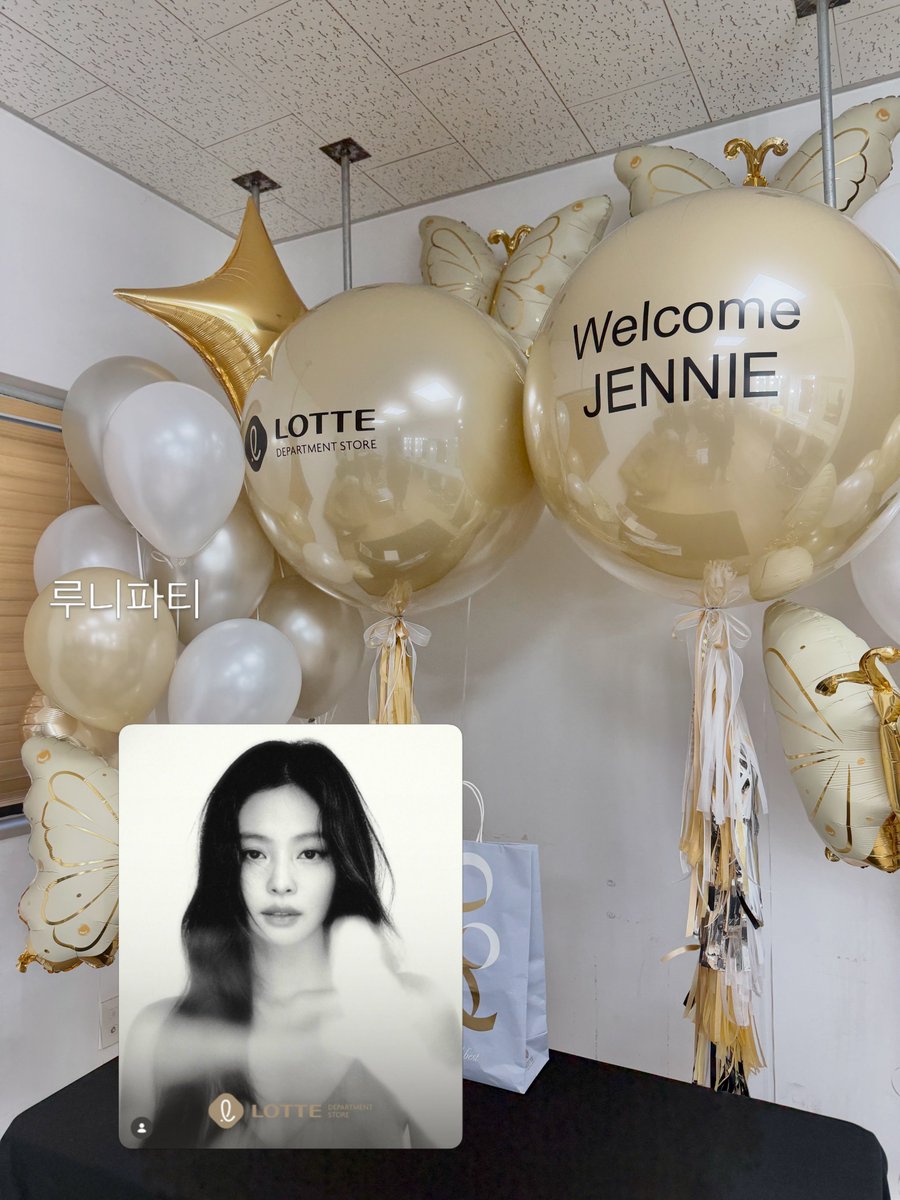 JennieDCGallery's tweet photo. 261026 Lotte Department Store decorated a space to welcome global ambassador #JENNIE. https://t.co/iiqKg6NSMR