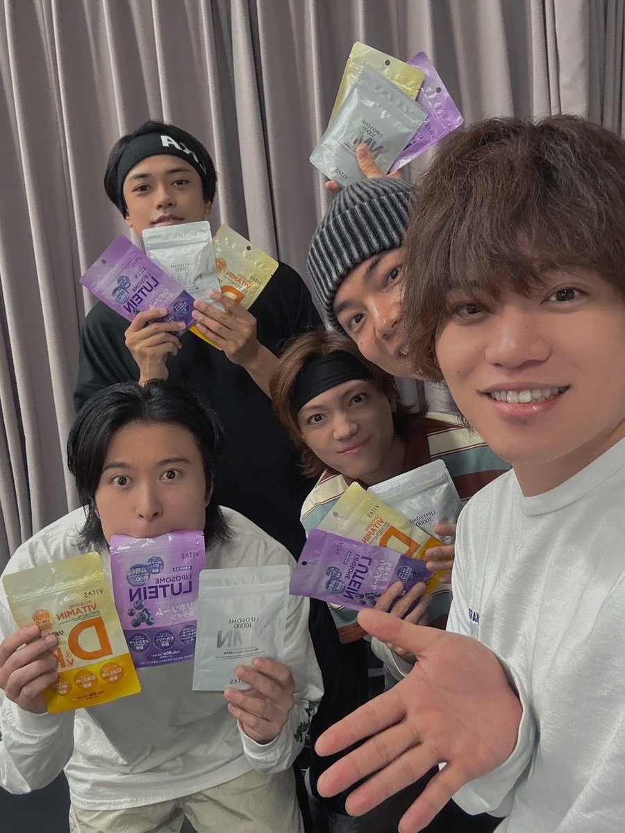 takasaki_shota's tweet photo. 青春鉄道今日ブロック通しでした！！

めっちゃ笑えて泣ける…素敵な舞台でしたw

ともるが終始楽しそう。出てくるとワクワクしますw

祐吾がアンバサダーを務めるサプリの差し入れ！
体を労わります！

なるほど！
#鉄ミュ
#VITAS https://t.co/SwMoCb7H1M