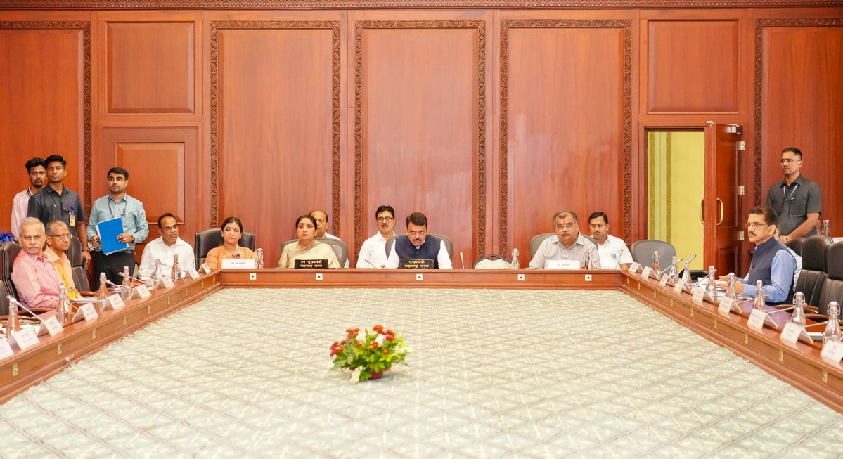 CMOMaharashtra's tweet photo. 🔸CM Devendra Fadnavis chaired a meeting regarding the special campaign ‘Har Ghar Sant Ravidas Vichar- Viksit Maharashtra’ to mark the 650th birth anniversary year of Shri Sant Ravidas Maharaj.
DCM Sunetra Ajit Pawar, Minister Girish Mahajan, Minister Radhakrishna Vikhe Patil, Minister Sanjay Sawkare, Minister Sanjay Shirsat, MoS Madhuri Misal, MLA Ravindra Chavan and senior officials were present.

🔸मुख्यमंत्री देवेंद्र फडणवीस यांच्या अध्यक्षतेखाली श्री संत रविदास महाराज यांच्या 650व्या जयंती वर्षानिमित्त 'हर घर संत रविदास विचार - विकसित महाराष्ट्र' हे विशेष अभियान राबविण्याच्या अनुषंगाने बैठक. 
यावेळी उपमुख्यमंत्री सुनेत्रा अजित पवार, मंत्री गिरीष महाजन, मंत्री राधाकृष्ण विखे पाटील, मंत्री संजय सावकारे, मंत्री संजय शिरसाट, राज्यमंत्री माधुरी मिसाळ, आमदार रविंद्र चव्हाण व वरिष्ठ अधिकारी उपस्थित होते.

🔸मुख्यमंत्री देवेंद्र फडणवीस इनकी अध्यक्षता में श्री संत रविदास महाराज इनकी 650वीं जयंती वर्ष के उपलक्ष्य में 'हर घर संत रविदास विचार - विकसित महाराष्ट्र' यह विशेष अभियान चलाने के संदर्भ में बैठक।
इस अवसर पर उप मुख्यमंत्री सुनेत्रा अजित पवार, मंत्री गिरीष महाजन, मंत्री राधाकृष्ण विखे पाटील, मंत्री संजय सावकारे, मंत्री संजय शिरसाट, राज्यमंत्री माधुरी मिसाल, विधायक रविंद्र चव्हाण एवं वरिष्ठ अधिकारी उपस्थित थे।

🕝 2.20pm | 26-10-2026📍Sahyadri Guest House, Mumbai | दु. २.२० वा. | २६-१०-२०२६📍सह्याद्री अतिथीगृह, मुंबई.

@Dev_Fadnavis @SunetraA_Pawar @girishdmahajan @RVikhePatil @Sawkaresanjay11 @SanjayShirsat77 @madhurimisal @RaviDadaChavan
#Maharashtra #DevendraFadnavis #Mumbai