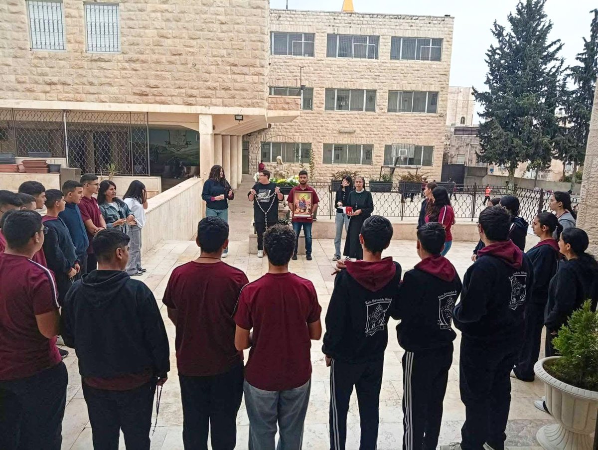 LPJerusalem's tweet photo. «صلاة أبنائنا تقرع أبواب السماء»

طوال شهر تشرين الأول، شهر المسبحة الوردية، شارك طلبة مدارس البطريركية اللاتينية في مبادرة «مليون طفل يصلّون المسبحة الوردية»، استجابةً لدعوة قداسة البابا لاون الرابع عشر، وضمن أنشطة مكتب التعليم المسيحي التابع للبطريركية اللاتينية. وقد اجتمع الطلبة للصلاة، كلٌّ في مدرسته، سواء في الصفوف الدراسية أو الكنائس الرعوية، متّحدين في رفع صلواتهم إلى الله من أجل السلام في العالم والمصالحة والتوبة.

وبهذه المناسبة، توجّه الأب ريمون حداد، مسؤول مكتب التعليم المسيحي، بالشكر والتقدير إلى إدارات المدارس ومعلّميها وطلبتها على تجاوبهم مع هذه الدعوة الروحية ومشاركتهم في الصلاة، مؤكدًا أهمية تنشئة الأجيال على الإيمان والصلاة من أجل السلام.

“Our Children’s Prayers Knock on Heaven’s Door”

Throughout October, the month of the Holy Rosary, students from Latin Patriarchate schools participated in the “One Million Children Praying the Rosary” initiative, responding to the invitation of His Holiness Pope Leo XIV. Organized as part of the activities of the Christian Education Office of the Latin Patriarchate, students gathered in their respective schools, classrooms, and parish churches, united in prayer for peace, reconciliation, and repentance throughout the world.

On this occasion, Fr. Raymond Haddad, Director of the Christian Education Office, expressed his gratitude to school administrations, teachers, and students for embracing this spiritual initiative, highlighting the importance of nurturing younger generations in faith and prayer for peace.