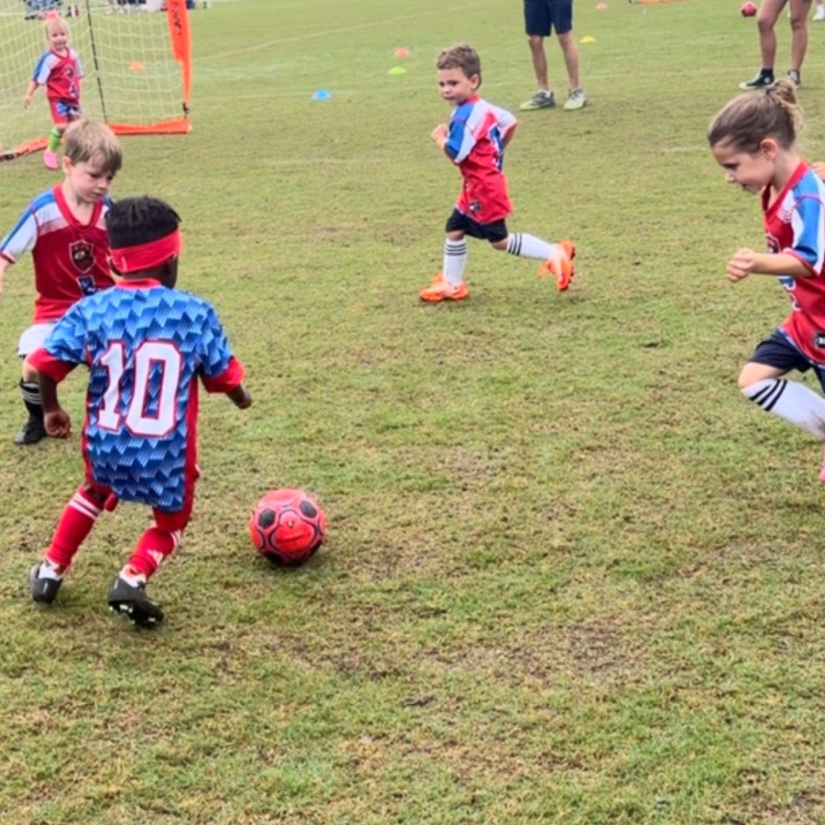 Dexerto's tweet photo. Police escorted a 3-year-old soccer player from a match after parents complained he was “too good” 

He was kicked out of the league because other kids couldn't get the ball off him https://t.co/TplLN8n8zO