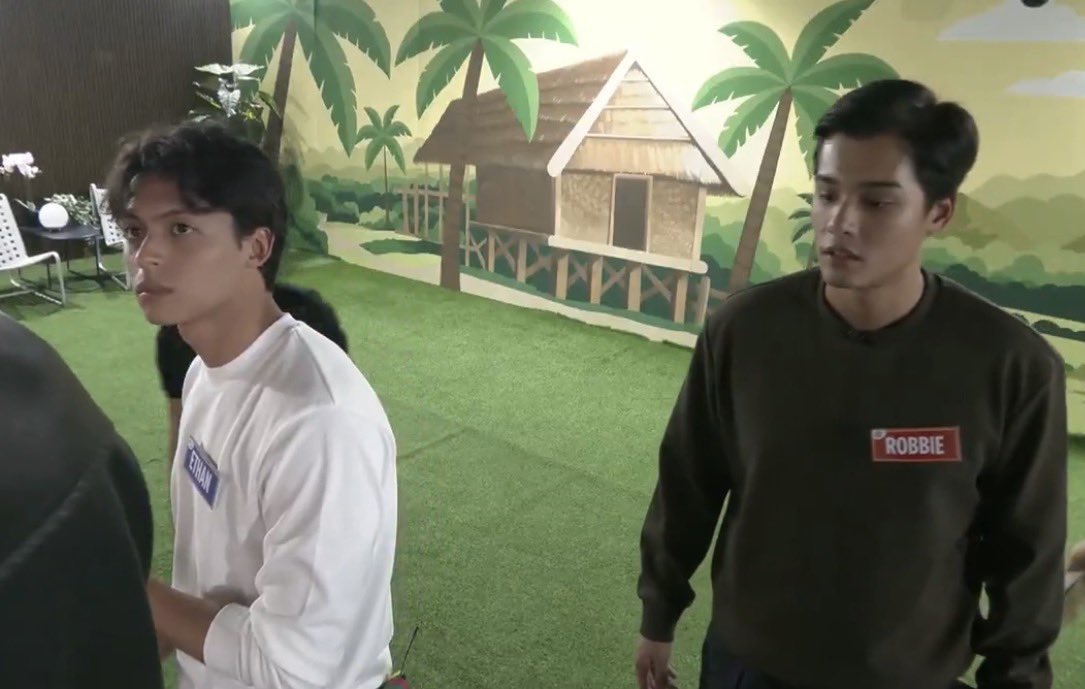 lilyganados's tweet photo. Infernes parang si Robbie at Ethan ang Main Visual ng Boys this edition..Sa ghooorls give ko kay GehLee and Nicole… Pero kinakabahan ako sa personality ni nicole. May something. 😂😂😂 https://t.co/nczKB4ndgo
