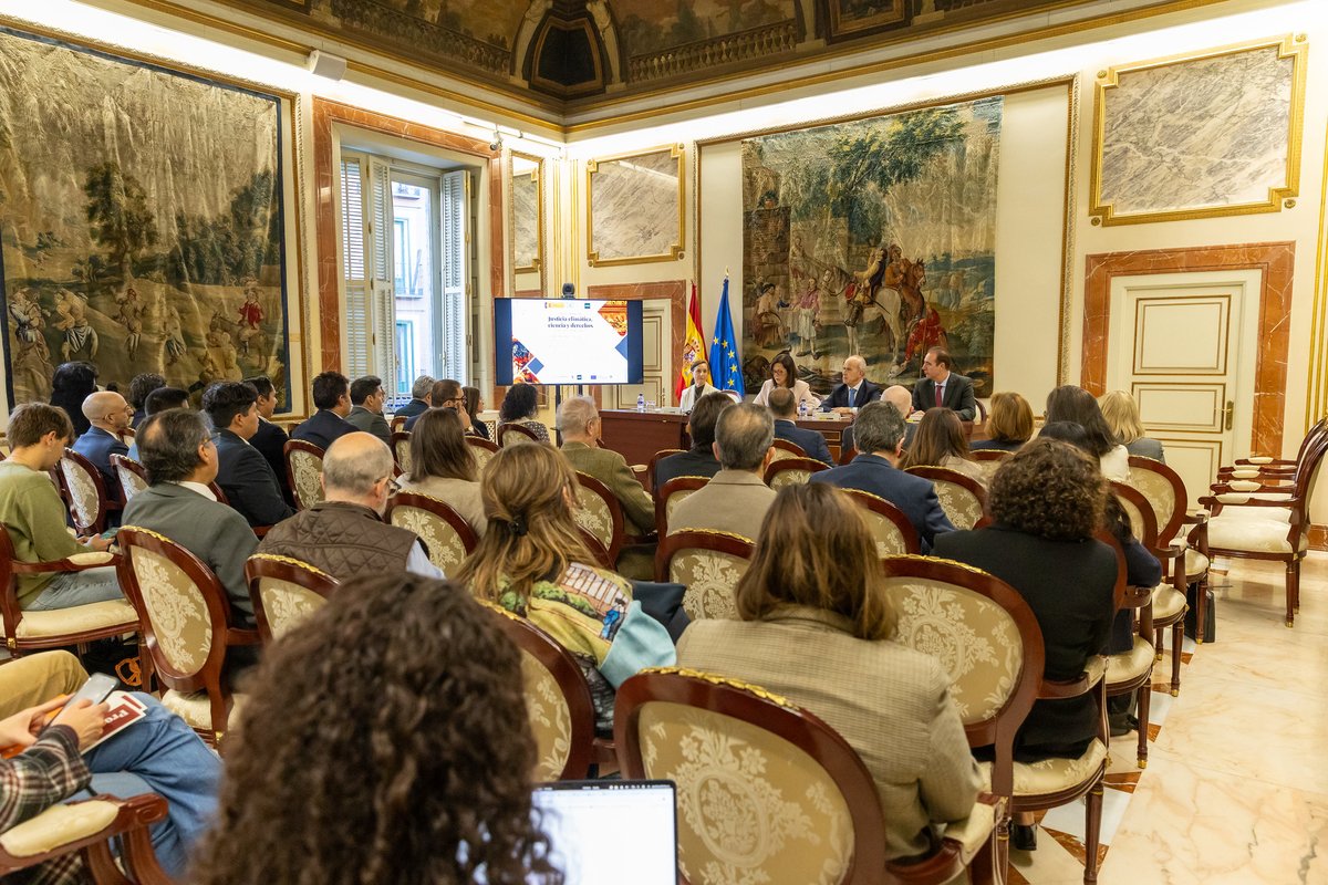 UNED's tweet photo. ⚖️ La UNED reúne a expertos internacionales que reivindican la colaboración entre ciencia y derecho frente a la crisis climática. https://t.co/Daw0TInZBc