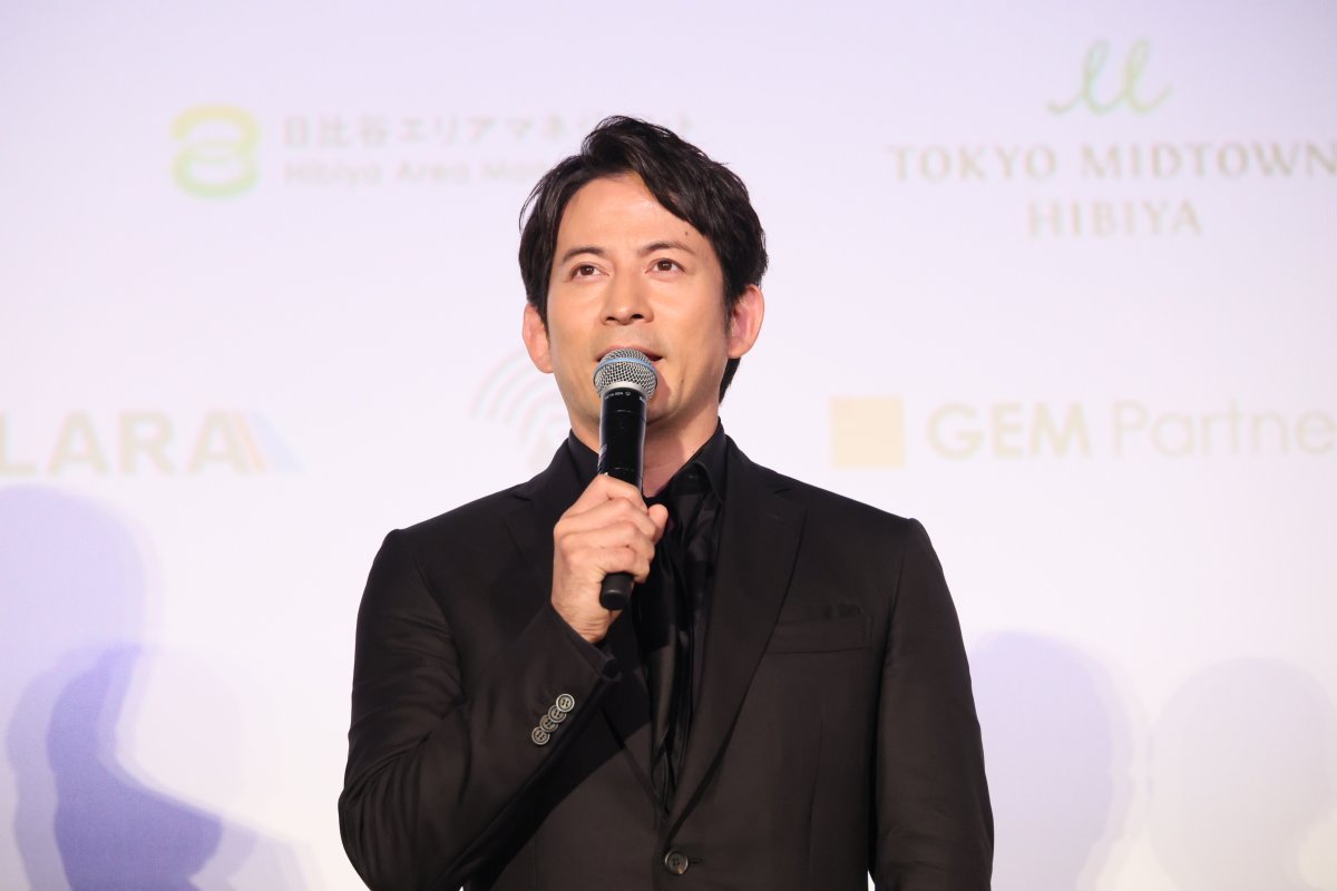 oricon's tweet photo. 🎬️映画『SUKIYAKI 上を向いて歩こう』

岡田准一、ピアノ教師の母のため
中村八大さん役に挑戦「母に観てもらいたい」

3ヶ月以上に及ぶ練習の裏話も🎹
https://t.co/TxyVGzc7xe

#東京国際映画祭 https://t.co/2AY168f9Q8