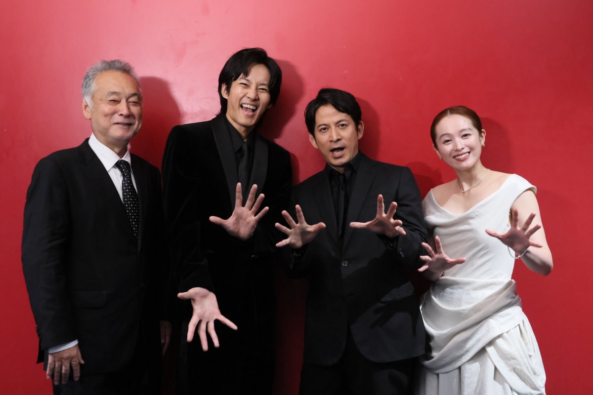 oricon's tweet photo. 🎬️映画『SUKIYAKI 上を向いて歩こう』

岡田准一、ピアノ教師の母のため
中村八大さん役に挑戦「母に観てもらいたい」

3ヶ月以上に及ぶ練習の裏話も🎹
https://t.co/TxyVGzc7xe

#東京国際映画祭 https://t.co/2AY168f9Q8