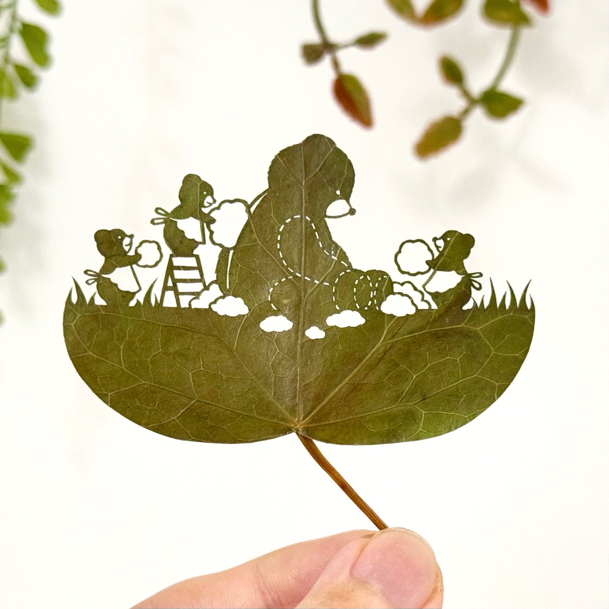 lito_leafart's tweet photo. ｢思い出そのままに、ふわふわにお直しします｣

明日10月27日は…
#テディベアの日 https://t.co/5Xa2RJPpn9