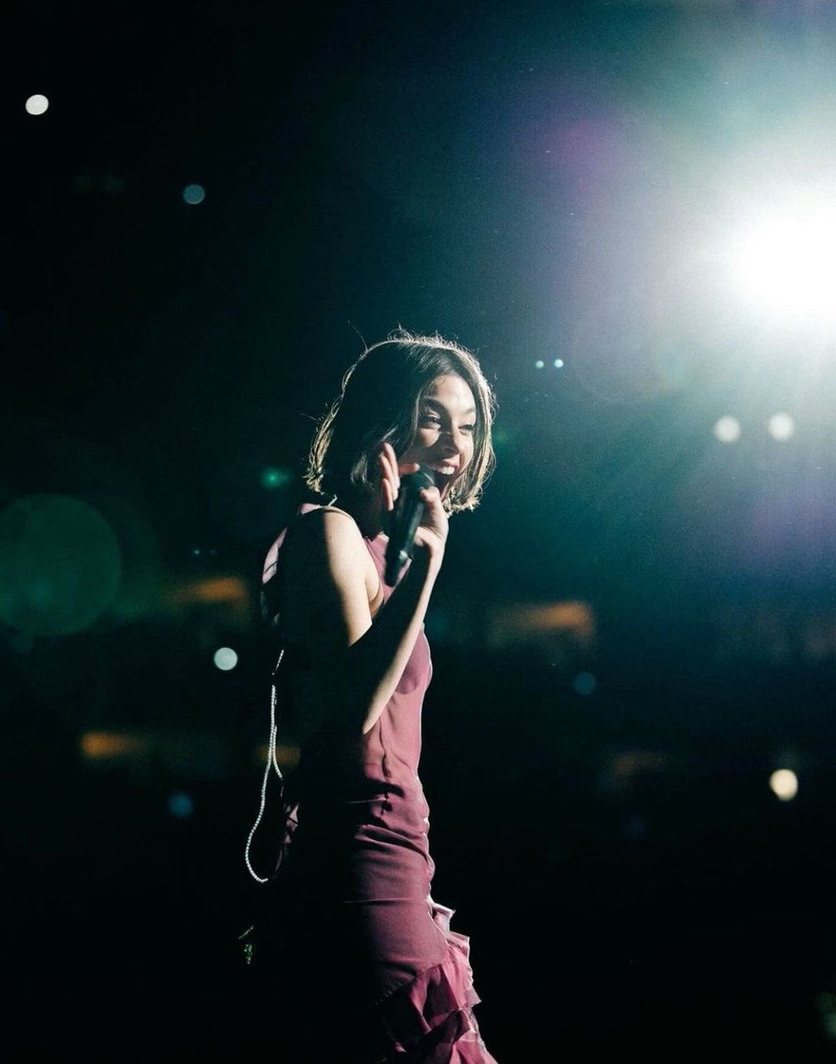 cedarsfawn's tweet photo. get her in purple again for look at my life tour https://t.co/Vytl2U3ofX