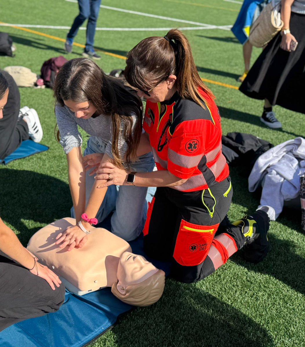 EDUN_IB's tweet photo. 230 alumnes de l’IES Baltasar Porcel, l’IES Son Ferrer i el CEIP Gabriel Palmer han participat avui en una jornada de formació en reanimació cardiopulmonar (RCP) a Andratx. La iniciativa, amb instructors del SAMU 061, cerca maximitzar la seguretat a l’escola. https://t.co/7nOrdMJtPT
