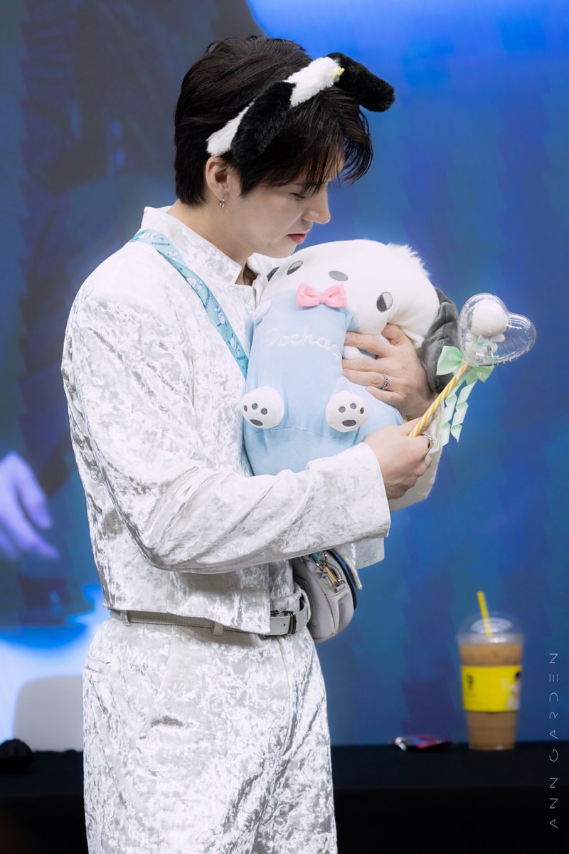 anngarden_wh's tweet photo. 횬차코 안고 자자😚🌙💤

261017 헬로라이브 팬싸    
#남우현 #우현 #NAMWOOHYUN https://t.co/B3ONHNnSWh