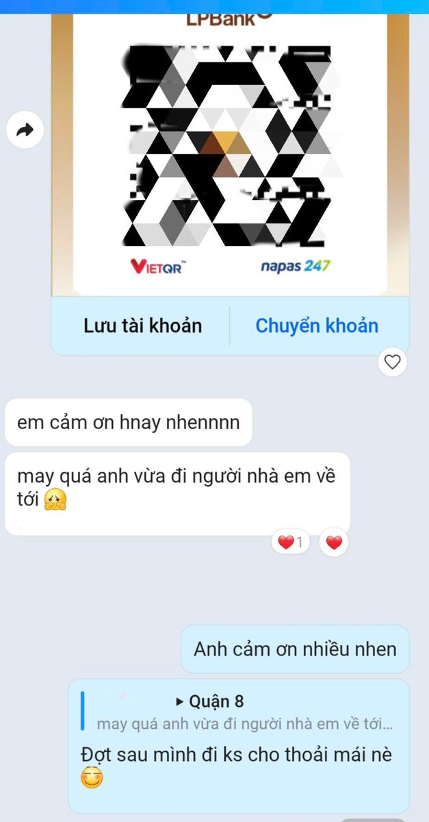 BiMore68's tweet photo. ĐỤ XONG RA KHỎI HẺM THÌ GIA ĐÌNH VỀ
📍Nhật ký: Quận 8, TPHCM
Cảm ơn vì đã giúp đỡ em Bi đi qua giai đoạn này.

Hôm qua em Bi có hẹn với em bot chuppy bên quận 8 khi em Bi đang ngồi cafe bên Bình Thạnh. Ẻm là khách ruột của em Bi, ẻm cute, dâm và người nhiều lông con mướt rượt. Lần này ẻm hẹn qua nhà ẻm khi người nhà đi vắng, vào bằng cửa sau rồi lên gác của ẻm.

Ẻm bảo em Bi đi Grab qua đi, ẻm gửi thêm nhưng để tiết kiệm cho ẻm nên em Bi chọn chạy xe qua, gửi xe ở chung cư gần đấy cho ẻm không phải tốn kém nhiều.

Lần này ẻm book chơi hai tiếng. Anh em lên gác trong không gian tối nhưng đủ để nhìn thấy nhau. Em Bi bú liếm núm vú ẻm. Lưỡi liếm chậm quanh đầu ti, môi ngậm hút nhẹ rồi mạnh hơn, tay se se bên còn lại. Ẻm thở ra, ngực cong lên như kiểu tiếp tục anh nhé.

Em Bi giữ cằm ẻm hôn sâu. Hôn chậm, lưỡi quấn lấy nhau, rồi bất ngờ nút lưỡi ẻm một cái làm ẻm giật mình, rên ư ử trong miệng. Hôn xong rồi lại chuyển qua bú vú tiếp, liếm người ẻm.

Người ẻm nhiều lông, em Bi liếm đùi non, bú cu ẻm, miệng ngậm đầu cặc nuốt sâu, lưỡi liếm dọc thân, rồi anh em nằm 69 bú nhau qua lại cả buổi. Đúng là chơi nhiệt tình thì cả hai cùng sướng. Rồi em Bi liếm ass ẻm, lưỡi xoay quanh lỗ ass làm ẻm rên khẽ, người run run.

Em Bi đút từ từ vào lỗ ass, lút cán nhẹ và đụ ở thế ẻm nằm ngửa rồi đụ kiểu doggy, nằm nghiêng, nằm sấp. Em Bi ngâm cặc trong ass ẻm để ẻm đỡ mệt. Anh em nói chuyện dâm dâm đùa nhau các kiểu. 

Chơi trên gác nên có tiếng kẹt kẹt nhiều, em Bi cứ nhẹ nhàng mà sâu, không dập mạnh như mọi lần vì sợ ẻm bị ảnh hưởng. Cặc em Bi dần mềm đi khi ngâm trong ass ẻm một lúc.

Ẻm lấy nước mát cho em Bi uống, nằm tâm sự tá lả. Lát sau ẻm bú tiếp cho cặc em Bi cứng lại và chơi thêm hiệp nữa.

Chơi xong em Bi ra về, điện thoại hết pin thì em Bi tạt vào quán cafe để sạc đỡ. Vào quán sạc pin được một lúc mở điện thoại lên thấy ẻm nhắn người nhà ẻm cũng đi công việc vừa về. Ơi là trời, hú hồn chim én.

Em Bi ngồi trong quán cafe, gió chiều thổi qua. Cảm giác lỗ ass ẻm vẫn còn in trên cặc. Đường quận 8 lúc này đông hơn, ánh nắng cuối ngày thì dịu lại...

Dù anh em thích chơi kiểu nhẹ nhàng, tình cảm, mơn trớn hay dồn dập, liên hồi thêm một chút bạo, em Bi đều cân được hết.

📲 Anh em cần đàng hoàng lịch sự mà vẫn chơi dâm, lâu ra và nhiệt tình cứ hú em nhé. Vẫn nguyên tắc cũ: không quay chụp, riêng tư tuyệt đối.