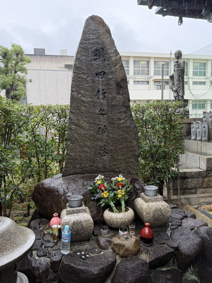 hanaseven17's tweet photo. 一月送的酒居然还在 今天给织田作带了新的酒嗯嗯 https://t.co/QHcNjS2cEc
