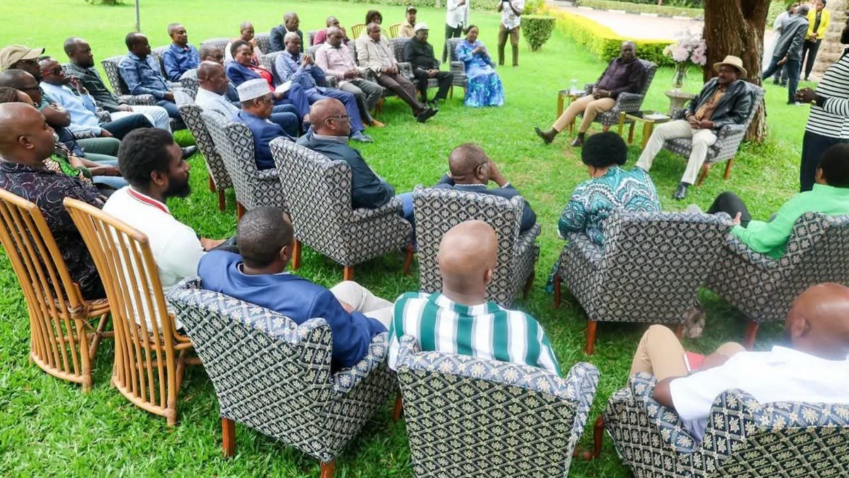 GunnerAfrican's tweet photo. Wamunyoro seating arrangement during Sifuna’s visit vs. during Kalonzo’s visit.

I hear Kalonzo has gone for another interview today. He is going to be asked why he said Ruto is being used by God to build roads - President Ruto. https://t.co/n1DEJTEypV