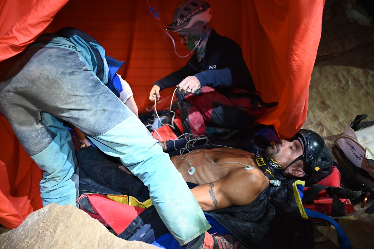Prefet38's tweet photo. #SécuritéCivile ⛑️ | Se préparer aux opérations de secours les plus complexes

Un exercice de secours spéléologique dans les Cuves de Sassenage, en lien avec la ville de Sassenage, a mobilisé plus de 130 personnes du Spéléo Secours Isère, du Spéléo Secours Français, des CRS Alpes, du @PGHM__, du @sdis38, de la préfecture de l’Isère et de l’ADRASEC 38.

🎯 L’objectif : préparer les équipes à des opérations de secours périlleuses et techniques, dans un environnement souterrain.

Organisé dans le cadre du plan ORSEC « Secours en milieu souterrain », cet exercice a permis de mettre en pratique les procédures, de tester la coordination entre les différents acteurs et d’éprouver les moyens engagés, au plus près des conditions d’une intervention réelle.

🤝 John Benmussa, directeur de cabinet de la préfète de l’Isère, et Tiphaine Pinault, directrice des sapeurs-pompiers à la Direction générale de la sécurité civile et de la gestion des crises, étaient présents pour saluer le travail des équipes engagées.