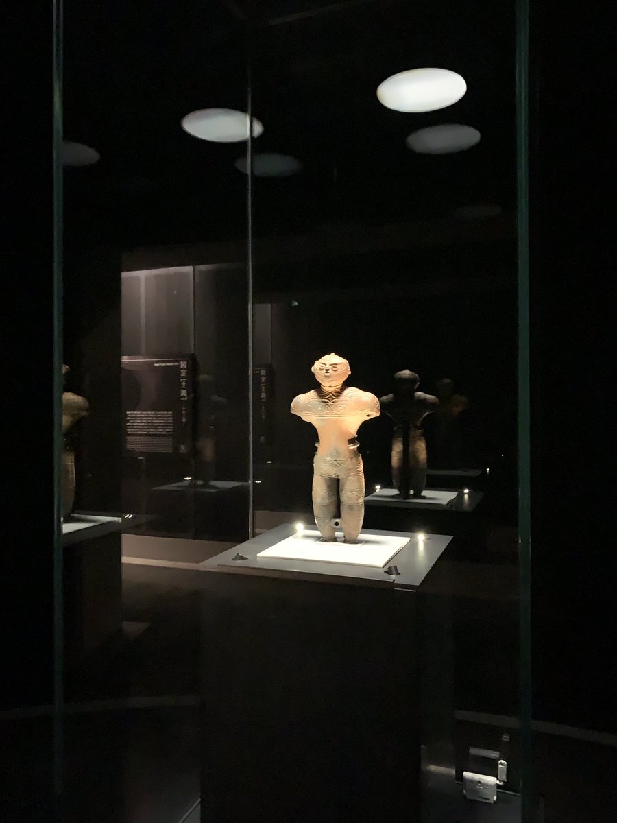 liver_com's tweet photo. 意思を感じる展示の石鏃と中空土偶。 https://t.co/YoxjPCCKgF