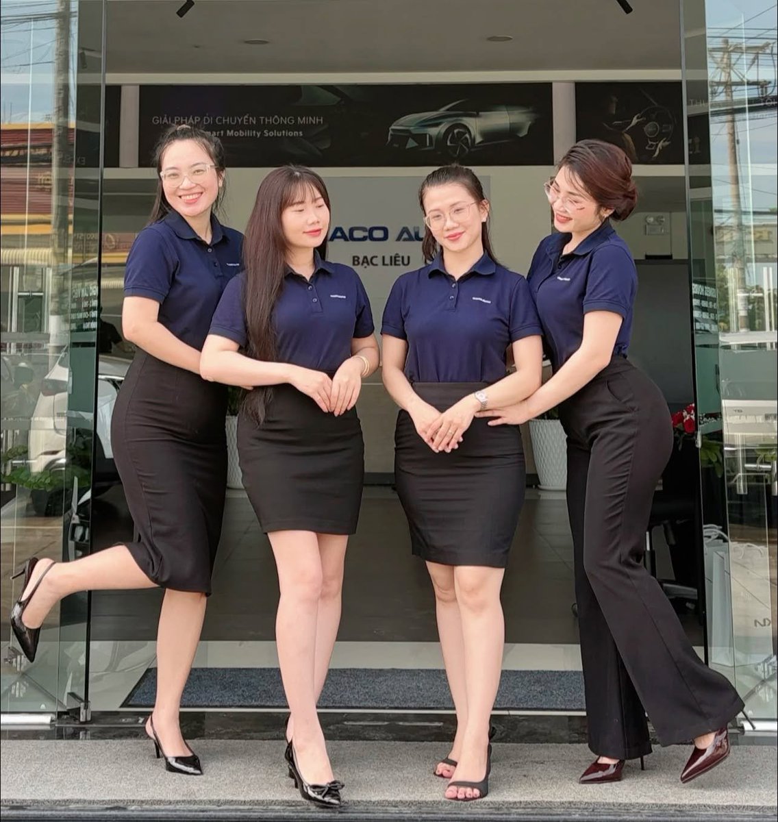 KieuThome9wi's tweet photo. Chị em nhà em ạ, ai cũng luôn phụ vụ khách chu đáo https://t.co/7pzKc4bESQ