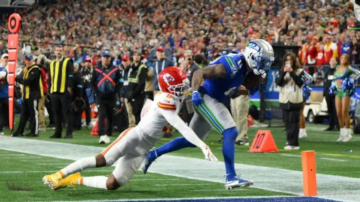 wirefalls's tweet photo. Seattle beat Kansas City 20–3 Sunday night. The Chiefs never reached the red zone.

Not once.

For one evening, watching Patrick Mahomes felt a lot like watching everybody else’s quarterback. https://t.co/5ChSYdEGE4