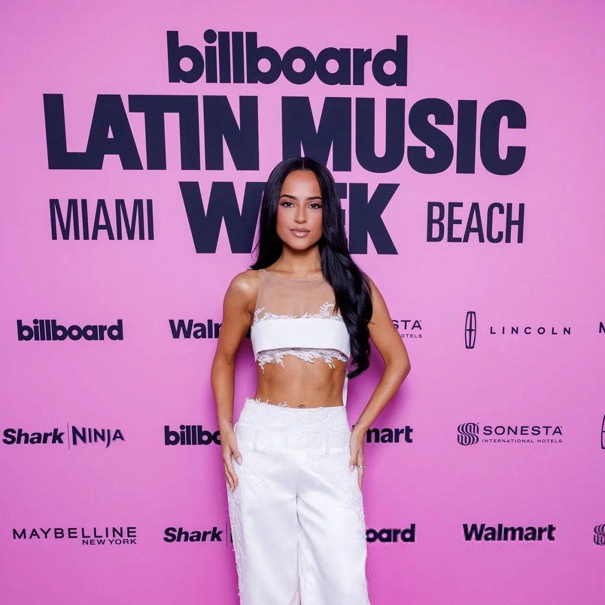 PopDecapolis's tweet photo. 🔥 Becky G turned the Billboard Latin Music Awards blue carpet red in a bra top and fringe skirt before presenting at the show.

Follow: @PopDecapolis https://t.co/CBqKVpk5iH
