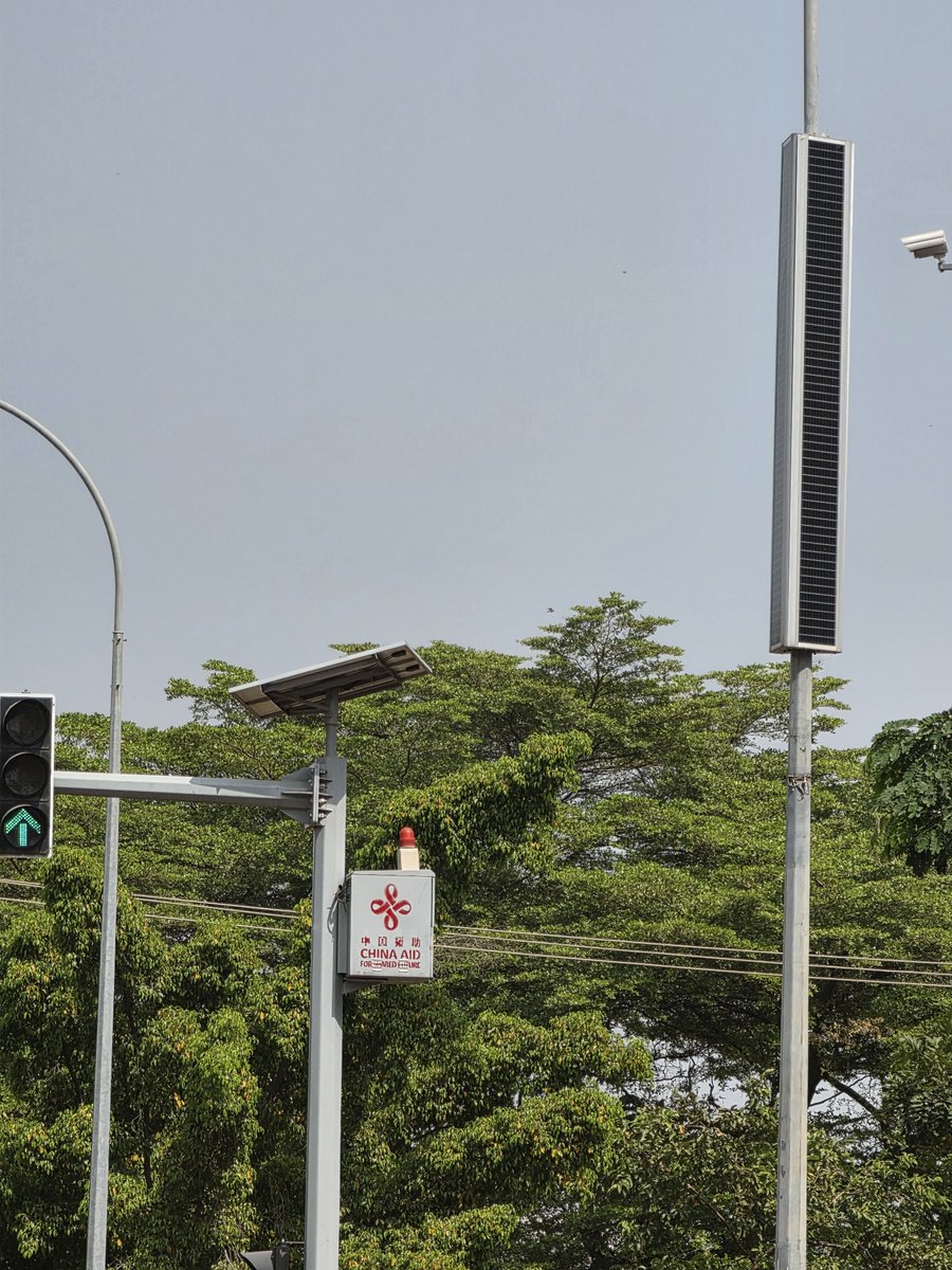 Victorokeke_'s tweet photo. In 2015, China funded a $1 million grant to install solar traffic lights at 74 intersections in Abuja in the first phase. Phase 2 expanded the system to 98 more major intersections. People said they were spy camera then😂 https://t.co/sepe26dbhf