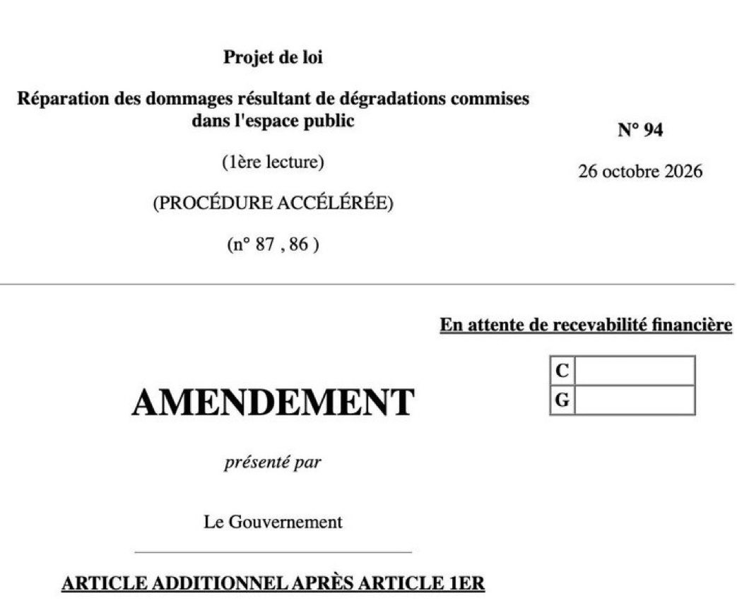 TribunePop23's tweet photo. 📂🇫🇷FLASH INFO - Appels à « l’insurrection » : le gouvernement veut pouvoir bloquer un compte sur les réseaux sociaux ou un site en une heure, sans juge !

Déposé ce lundi 26 octobre, à la veille de l’examen du texte au Sénat, l’amendement n° 94 du gouvernement au projet de loi « casseurs-payeurs » ferait de l’administration l’arbitre de ce qui peut rester en ligne.

Le dispositif prévoit que tout contenu appelant « à un attentat, à l’insurrection ou à l’armement contre l’État et/ou une partie de la population » soit retiré sans délai. Passé une heure, l’autorité administrative pourrait demander le blocage et le déréférencement du site. Aucun juge n’intervient en amont.

L’exposé de l’amendement ne précise pas ce qu’il entend par « appel à l’insurrection », mis au même niveau que l’appel à l’attentat ou à l’armement contre l’État.  

Le Code pénal définit bien le mouvement insurrectionnel comme une violence collective menaçant les institutions.

En confiant à l’administration seule le soin de décider, en une heure, ce qui relève d’un « appel à l’insurrection », sans définition claire ni juge en amont, l’amendement ouvre la porte à une atteinte grave à la liberté d’expression !