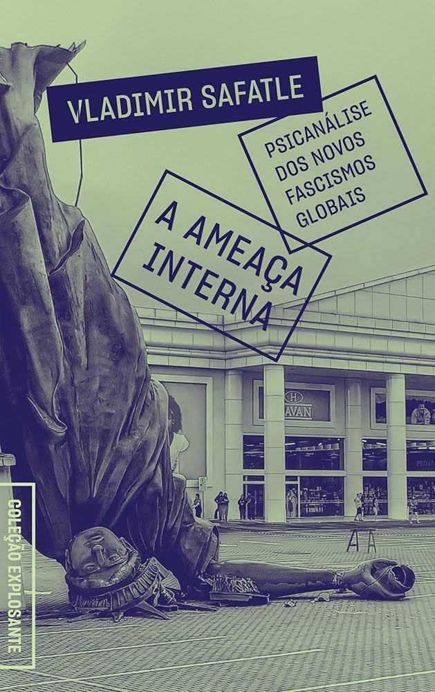 semspoiler_'s tweet photo. Politize suas leituras! Indicamos quatro obras que ajudam a entender como chegamos até aqui:

1. O pobre de direita, de Jessé Souza
Leitura acessível que examina por que brasileiros empobrecidos apoiam a extrema direita.
👉 https://t.co/sJn5xRfAyG

2. A ameaça interna, de Vladimir Safatle
Um exame através da psicanálise sobre como o fascismo contemporâneo emerge da lógica neoliberal e da concorrência. 
👉 https://t.co/EmuA8gPjaF

3. O negócio do Jair, de Juliana Dal Piva
Uma investigação sobre os esquemas de corrupção que acompanham a família Bolsonaro desde o início. 
👉 https://t.co/6Ng7I8JLTf

4. A máquina do caos, de Max Fisher
Uma leitura reveladora sobre como as redes sociais estimulam o extremismo e desinformação para contrariar o interesse público. 
👉 https://t.co/YCP6HGx7fi