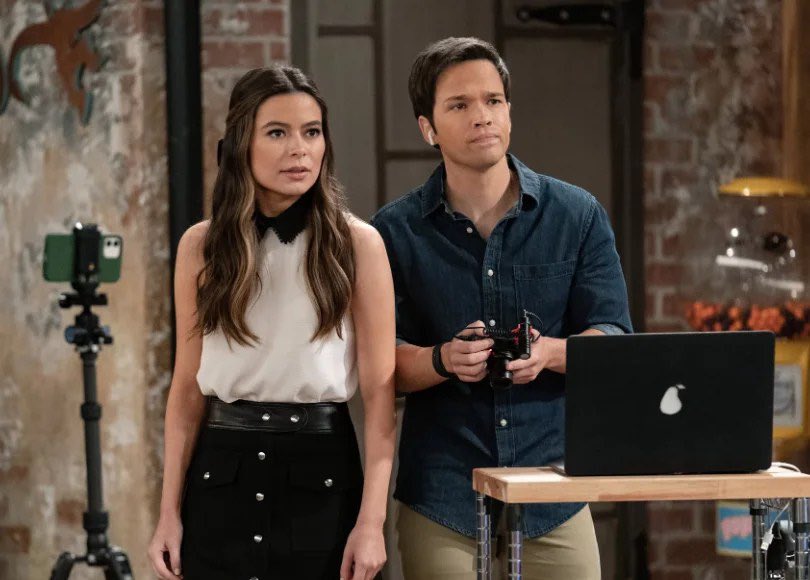 firecosgrove's tweet photo. in iCarly pear products still exist, but at hollywood arts, they’ve only made it into the hall of fame https://t.co/Zb4z2tSUmX