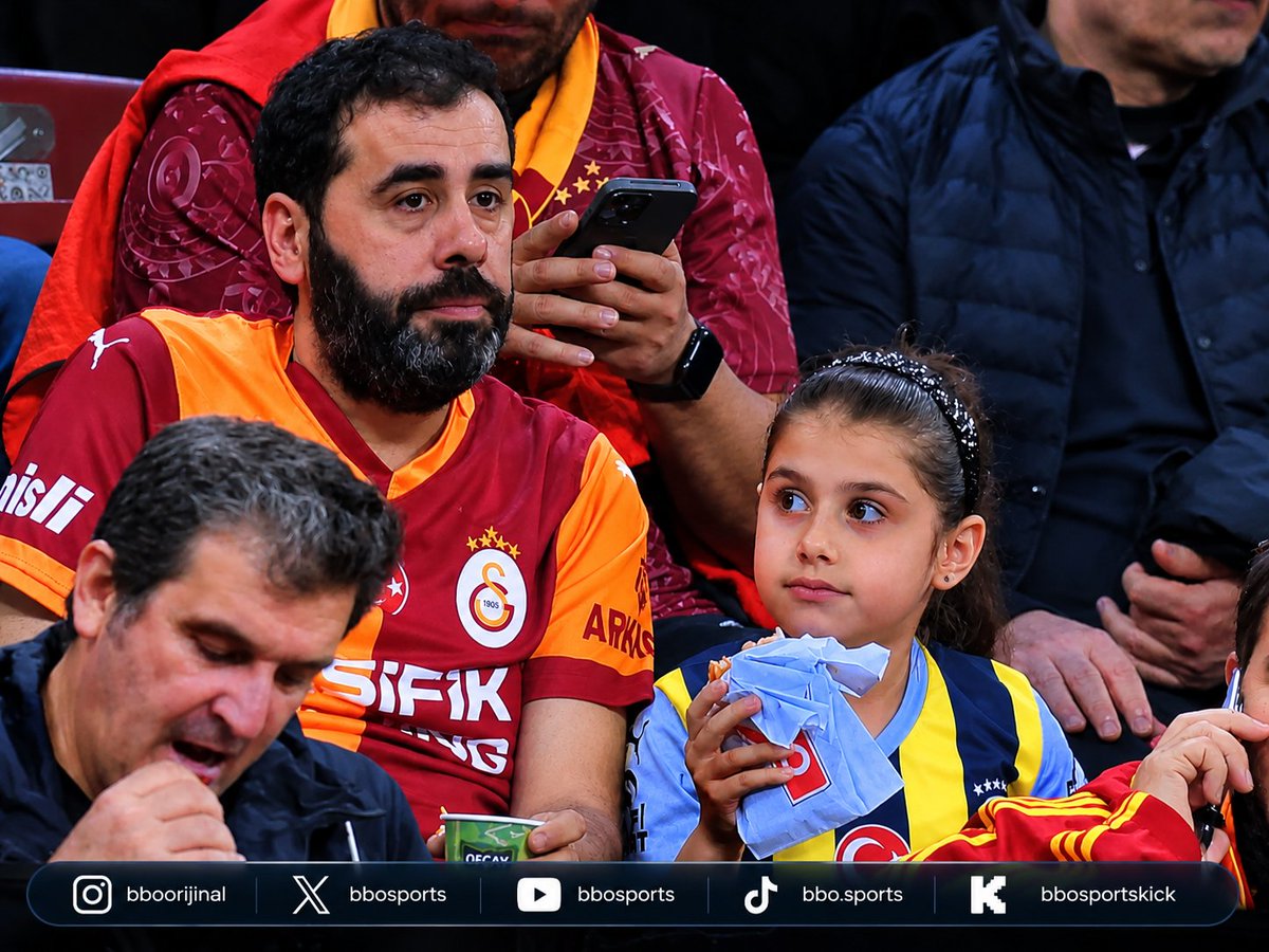 bbosports's tweet photo. ❤️ Galatasaraylı bir baba, Fenerbahçeli kızı ile tribünde. https://t.co/MyFWG2AhoX