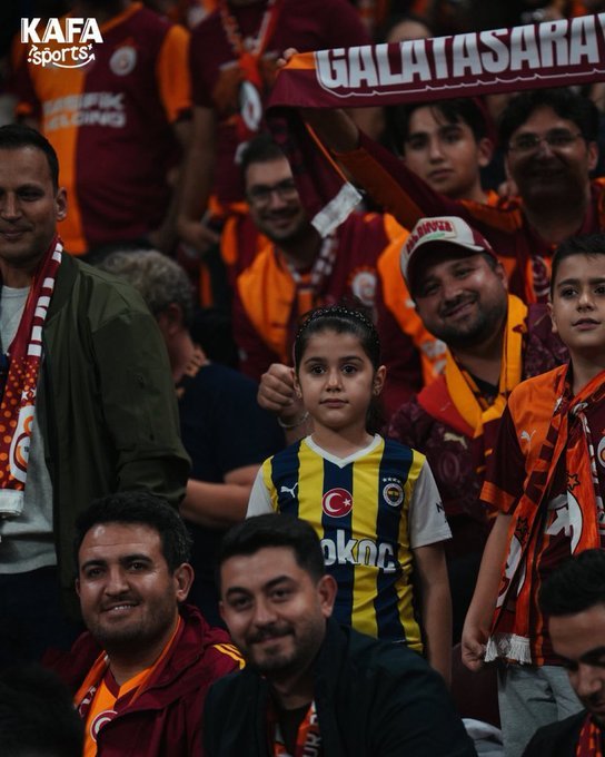 ASYSokakcom's tweet photo. Biz formayı çıkarttırıp ters giydirmeyiz. Çünkü biz Galatasaray’ız, Galatasaraylıyız! https://t.co/ytSkKMBDZ9