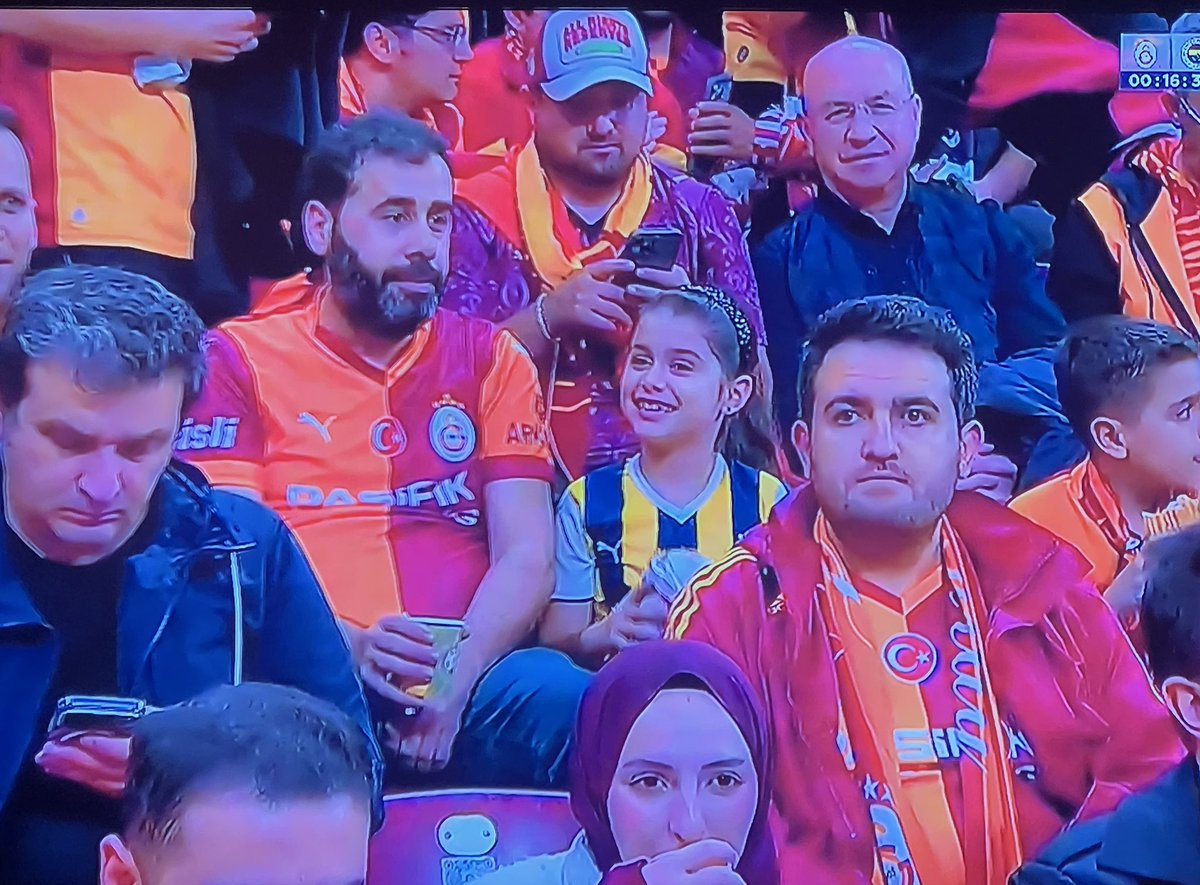 hopdedikayhan's tweet photo. Hoşgeldin Ali Sami Yen’e güzel kızım… Sanırım babanla birliktesin. Ne güzel bir görüntü… 👏🏻👏🏻👏🏻 https://t.co/s7vv9vjA7T