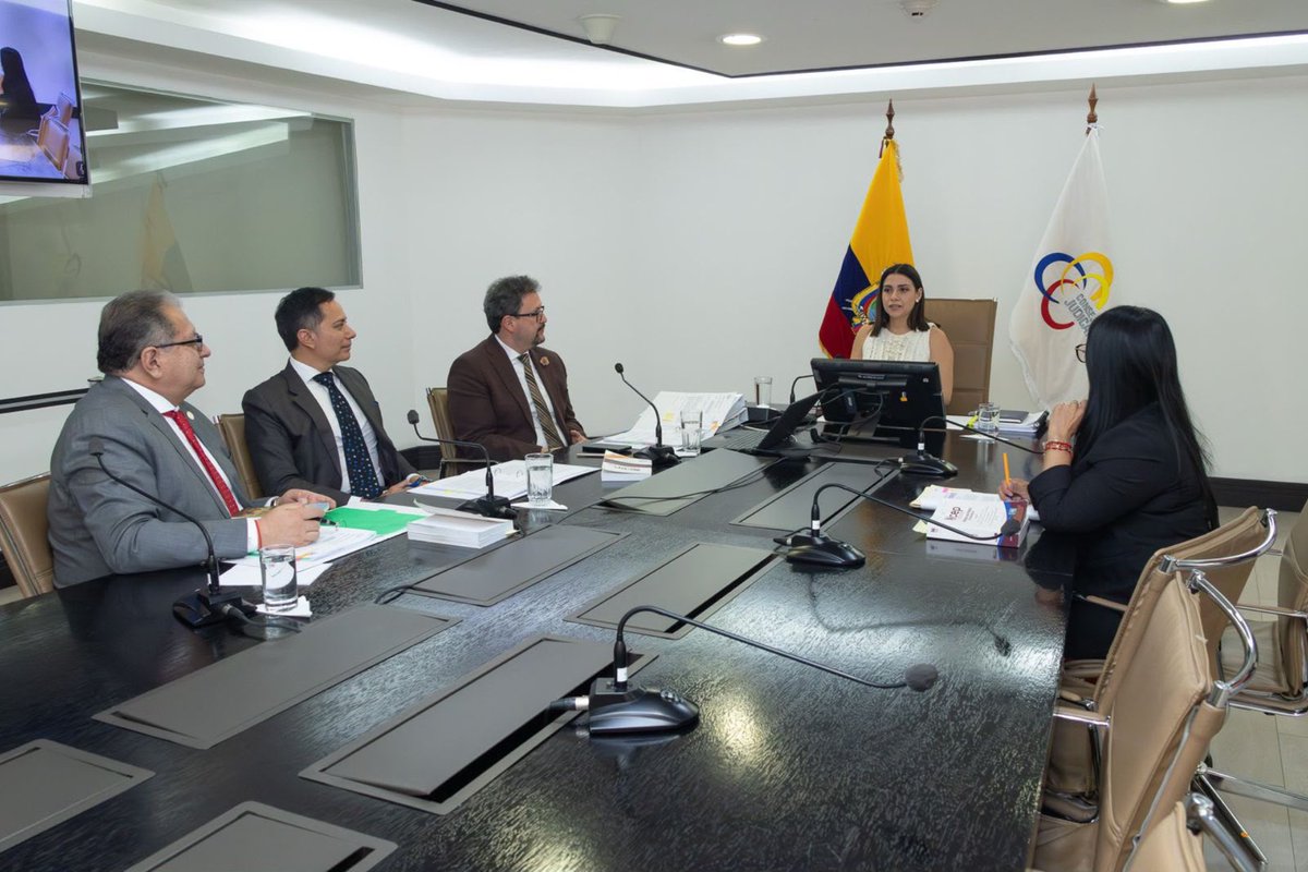 Danielsalcan_'s tweet photo. 🚨 ¡URGENTE! 🚨

En estos momentos en Ecuador, el Consejo de la Judicatura estarían buscando reunirse en solo horas para destituir a los jueces que revocaron la prisión contra los hermanos del alcalde de Guayaquil, quien es un preso político.

Estos jueces fueron suspendidos días después de ordenar la libertad de los hermanos del alcalde de Guayaquil y de llamar la atención al fiscal y al juez del caso, señalando que el proceso no tenía pruebas ni pies ni cabeza.

Su suspensión fue un castigo, pero vencería hoy, por lo que deberían retomar sus funciones mañana. Ante esto, el Consejo de la Judicatura, presidido por la señora Mercedes Caicedo, estaría desesperado por destituir a los jueces antes de la medianoche.

Esto pasa en Ecuador: todo juez o fiscal que no se preste para los propósitos de persecución del tirano termina suspendido o destituido.