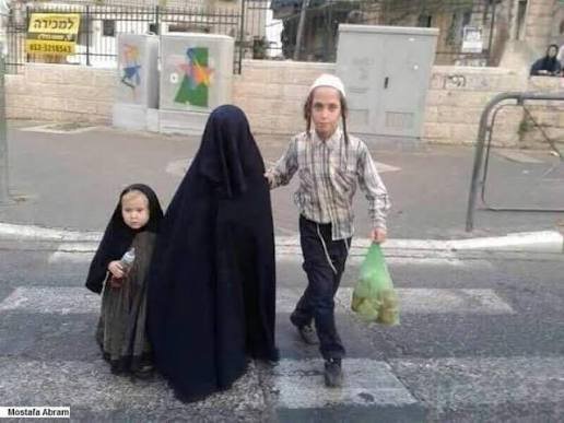 arfr67's tweet photo. ان كان ذلك الفعل مرضا عقليا

فماذا تقول عن اليهود الذين تدعمونهم يهود الحريديم؟ 😂😂

لقد اُخذ هذا الرداء من الحريديم ومن ثقافاتٍ قديمة لا اصل لها اسلاميا وتم نشرها بالقوة على نساء السعودية بإسم الدين

ان كنت تراه متطرفا بسبب طائفة فيجب ان تكون نفس الردة فعل على اليهود ام تخاف؟ https://t.co/EHX5QOqXuK