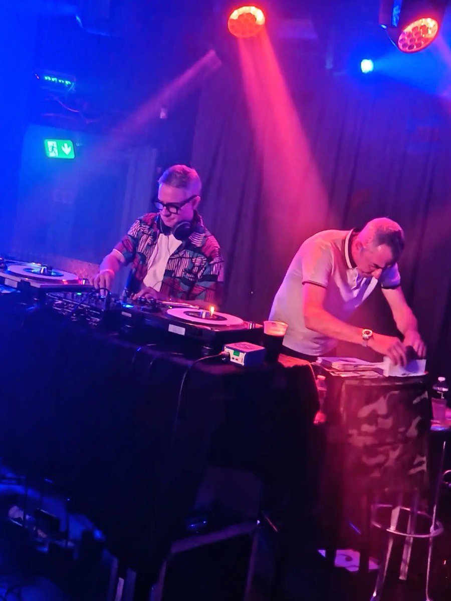 1971mfc4ever's tweet photo. #MartinFreeman👱🏻‍♂️💕✨️😍🥰 having fun while DJ'ying during the Launch Party of 'On The Corner' with Eddie Piller in Camden, London on October 25, 2026.
He looked so happy, I barely resist his cuteness, srsly 🥹💖🫠 *melts*
Credits to the respective owners https://t.co/bWphHbLmso