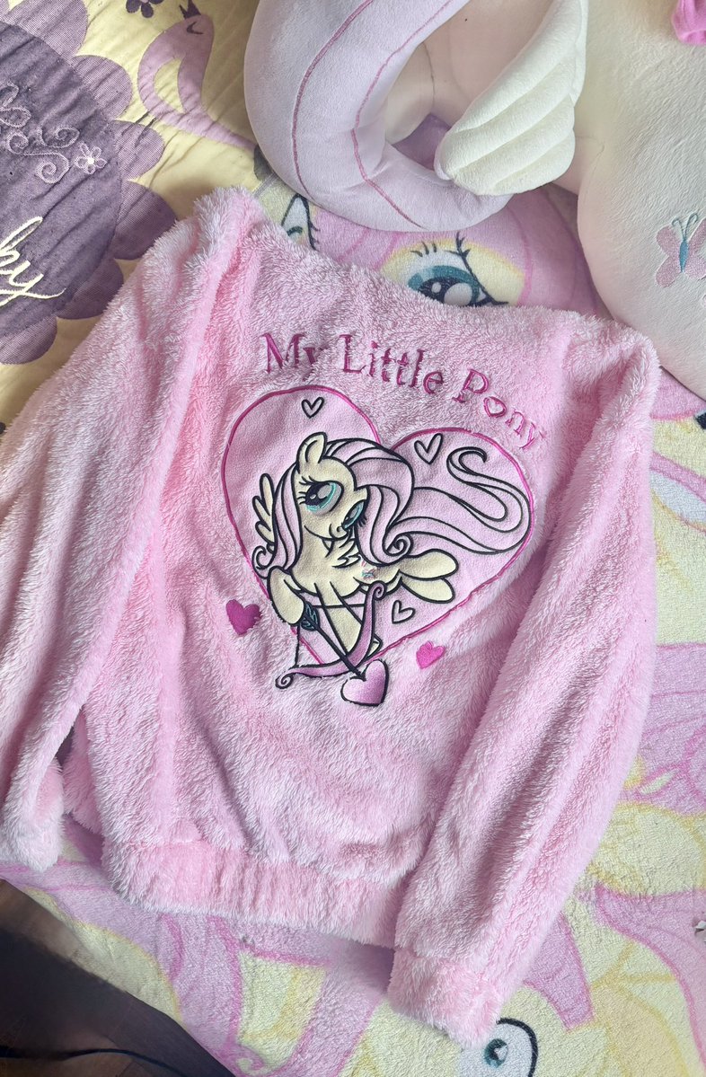 FlutterFlorale's tweet photo. I love my Fluttershy hoodie🌸💛 https://t.co/KCyevpOM6I