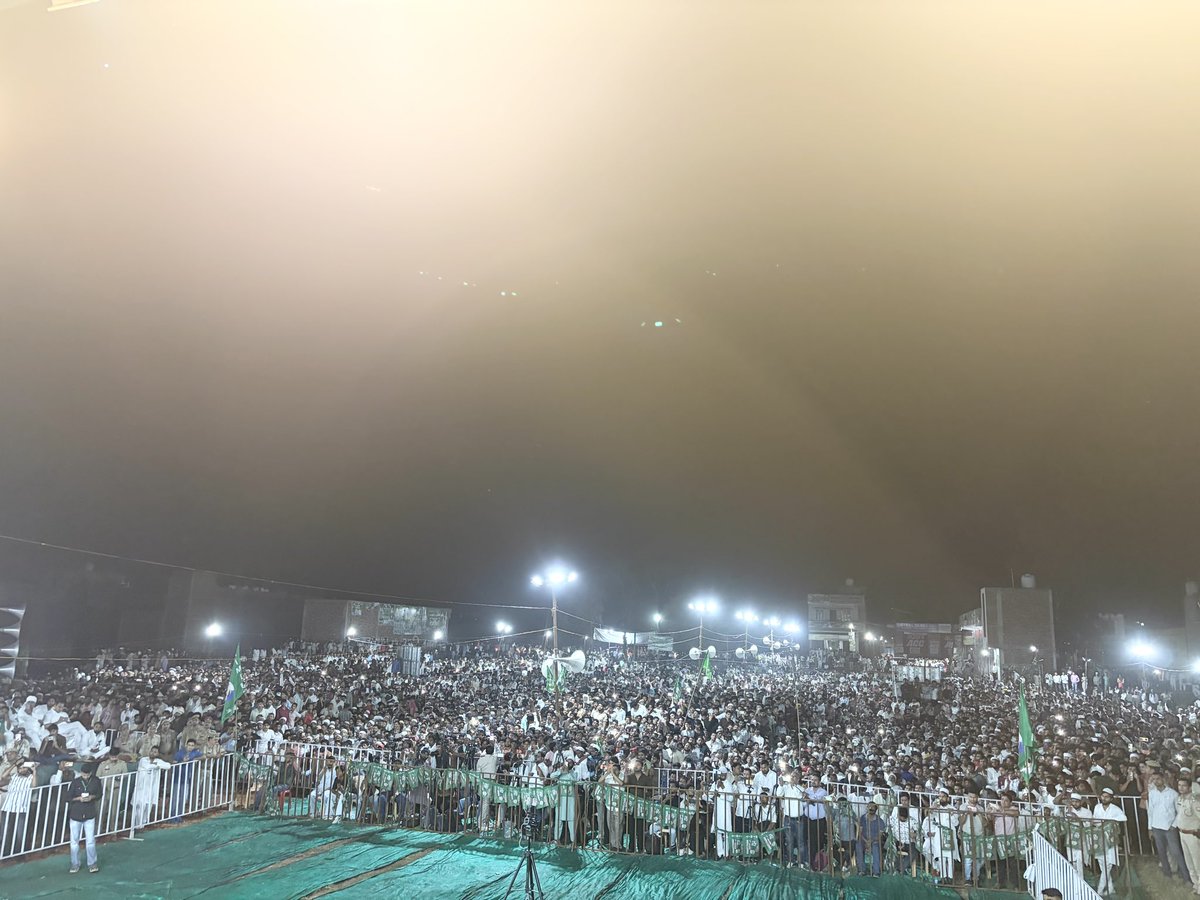 adilhusen786's tweet photo. बैरिस्टर असदुद्दीन ओवैसी साहब की जनसभा में उमड़ा अवाम के सरों का समंदर इस बात की गवाही दे रहा है कि आने वाले विधानसभा चुनाव में इंशाअल्लाह, मजलिस के नुमाइंदे चुनकर विधानसभा पहुँचेंगे और वहाँ दबे-कुचले, मज़लूमों व समाज के हर तबके के हक़ और इंसाफ़ की लड़ाई मज़बूती से लड़ेंगे। 🪁 https://t.co/5Xkt7OgDVD