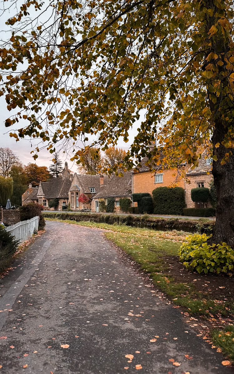 flower6260's tweet photo. A fairytale village in English Countryside. https://t.co/IUFks9NqKt