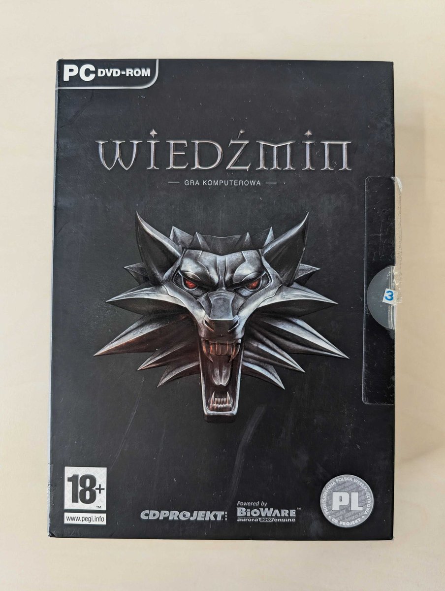 CDPR_ES's tweet photo. Hace 19 años, un ambicioso sueño de llevar una icónica serie de libros al mundo de los videojuegos cobró vida con el lanzamiento de The Witcher.

Fue el comienzo de un camino inolvidable, que no habría sido posible sin nuestros amigos en @bioware.
Desde prestarnos su motor Aurora y compartir sus conocimientos, hasta darnos un lugar en su stand en el E3, su apoyo ayudó a convertir nuestra visión en la primera aventura interactiva de Geralt.

Gracias a todos los que han recorrido la Senda con nosotros desde el principio.

¡Feliz 19 aniversario, brujos! ⚔️🐺