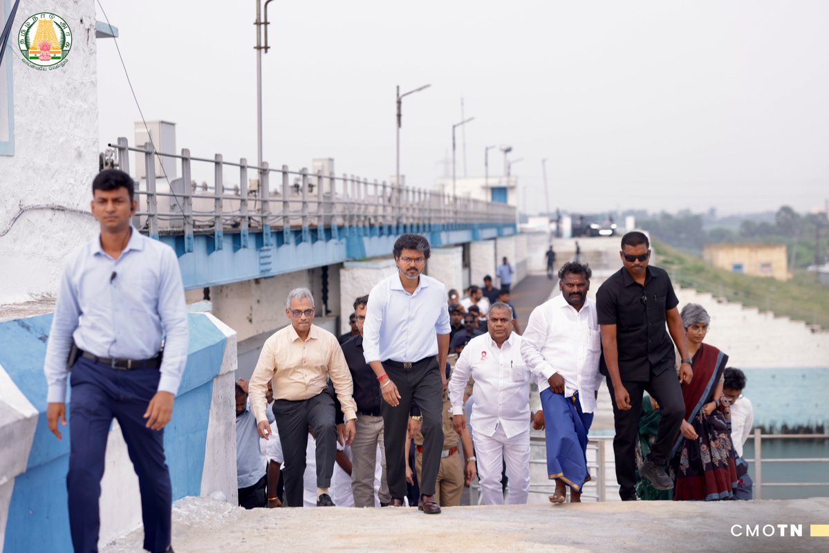 CMOTamilnadu's tweet photo. மாண்புமிகு தமிழ்நாடு முதலமைச்சர் திரு.ச.ஜோசப் விஜய் அவர்கள் இன்று (26.10.2026) காஞ்சிபுரம் மாவட்டம், செம்பரம்பாக்கம் ஏரியின் மதகுநீர்த் திறப்புகள், நீரெடுப்புக் கோபுரம், உபரிநீர்போக்கி மற்றும் கரைப் பகுதிகளை நேரில் பார்வையிட்டு ஆய்வு செய்தார்.

The Hon’ble Chief Minister of Tamil Nadu, Thiru.C.Joseph Vijay, today (26.10.2026), inspected the sluice gates, intake tower, surplus weir and bund areas of Chembarambakkam Lake in Kancheepuram District.

#CMJosephVijay