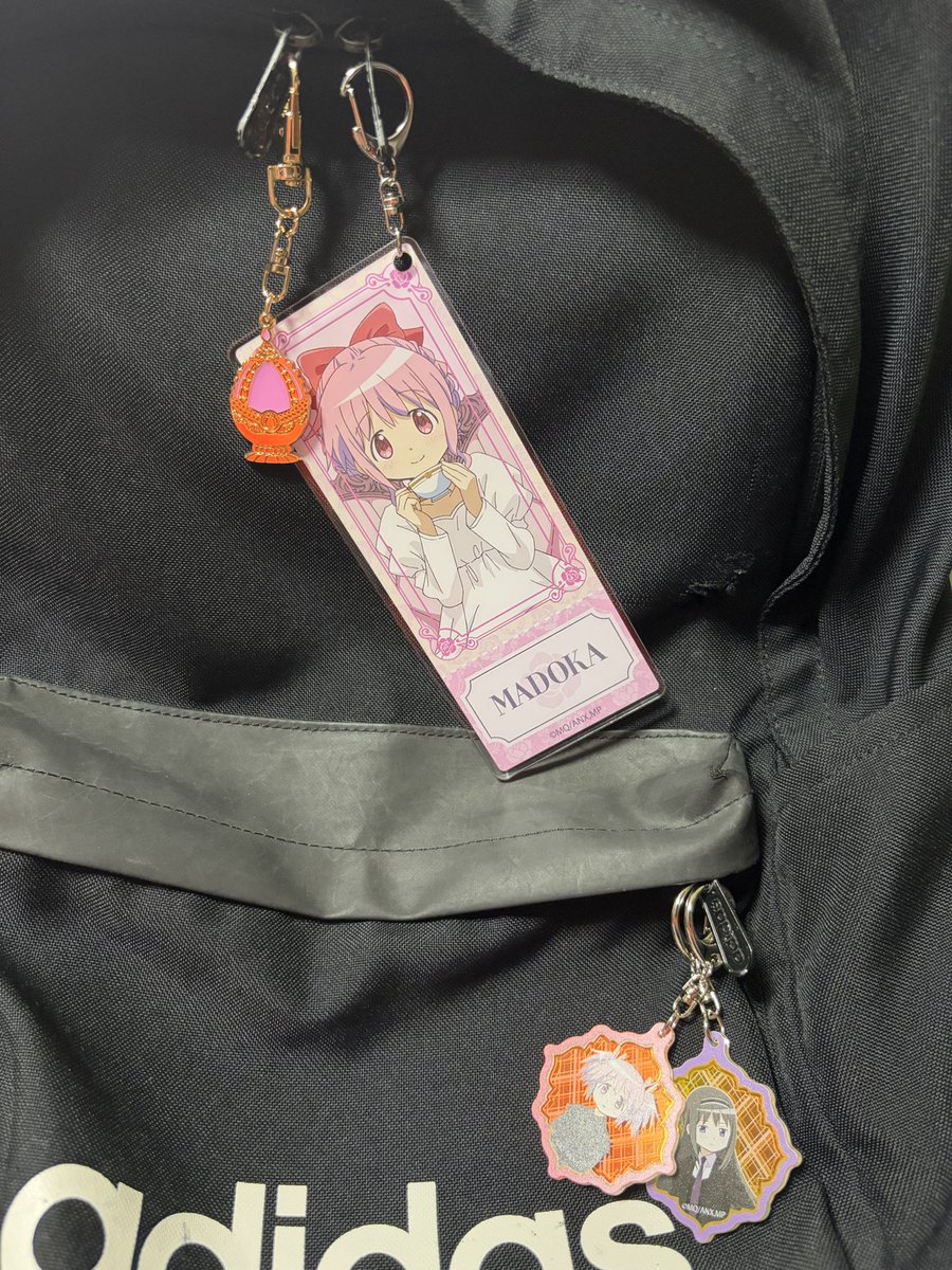 Amedama3000's tweet photo. 今日はポスカとかキーホル系整理したのです！
木曜までに終わらせる目標で頑張るのです！！
 #まどマギ https://t.co/fFxJro4z5N