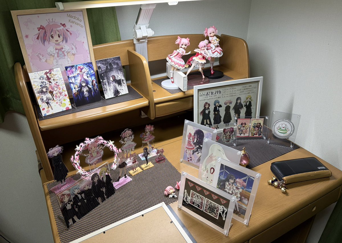 Amedama3000's tweet photo. 今日はポスカとかキーホル系整理したのです！
木曜までに終わらせる目標で頑張るのです！！
 #まどマギ https://t.co/fFxJro4z5N