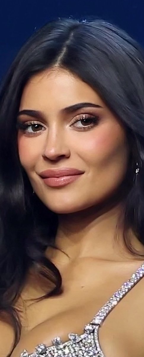 goddessswomen's tweet photo. good took some extra time sculpting kylie jenner's face.... the girl is actually looking unreal https://t.co/0qZS2SikQf
