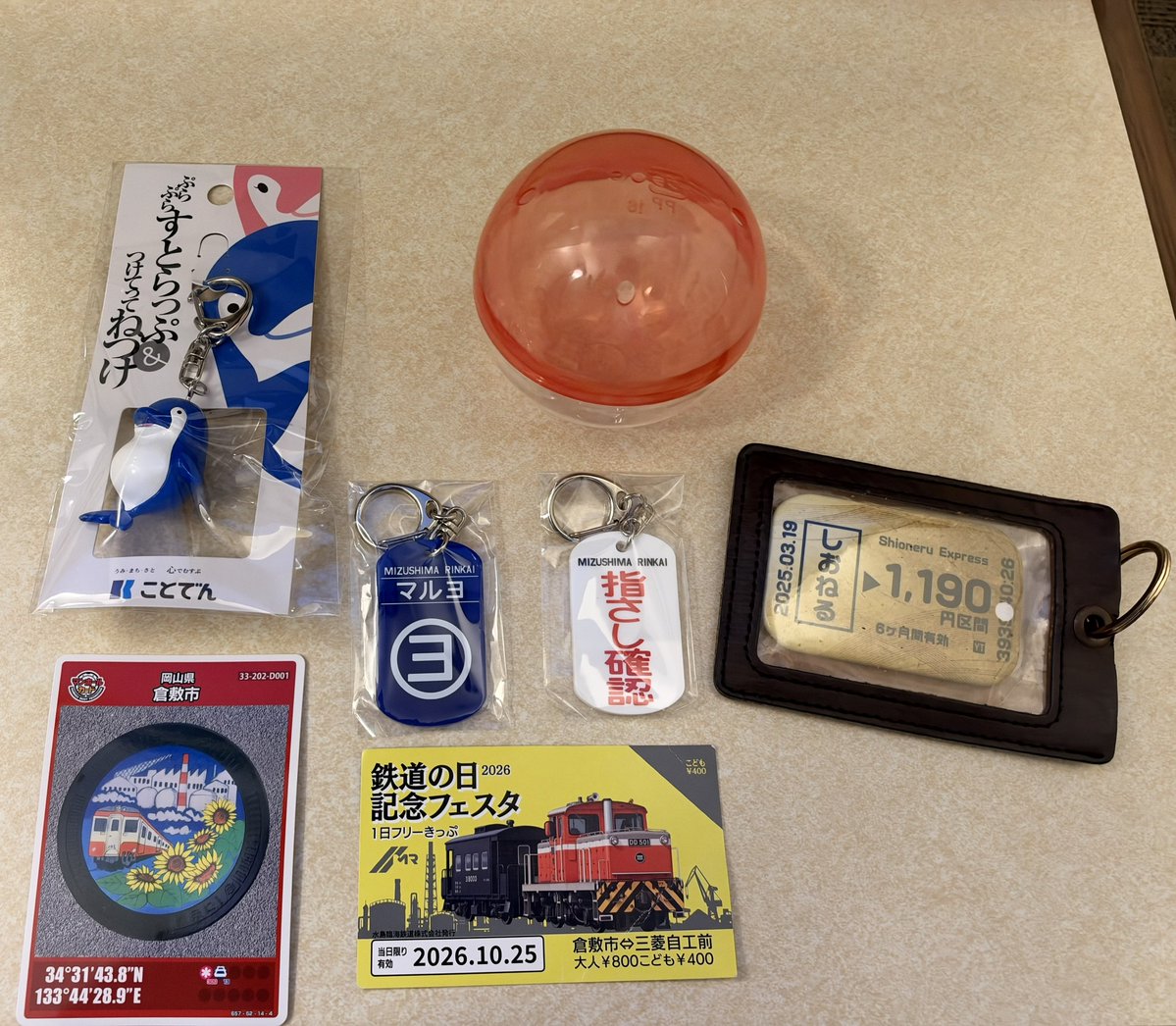 rail_trip36883's tweet photo. 昨日10/25（日）は、水島臨海鉄道さんの「鉄道の日記念フェスタ2026」に参加してきました！🚃
@shioneru8

楽しみにしていたしおねるさんのトークショーは、コンテナの中という珍しい会場！事前に寄せられた質問に答えるコーナーもあり、いろいろなお話が聞けて楽しかったです！

ハイタッチ会では、まさか少しお話しできるとは思っておらず、何を話そうか頭が真っ白に…😅
でも、また直���お会いできて嬉しかったです！

会場では、キハ205やDD501に引かれるヨ8000形（車掌車）の乗車体験も！普段なかなか乗れない車両に乗れて、貴重な経験になりました。

さらに「マルヨ（㋵）」のキーホルダーも購入！
実は意味を知らなかったのですが、調べてみると鉄道用語で「日付をまたぐこと」や「泊まり」を意味するそうです。ひとつ勉強になりました！

トークショーでは、弥生駅〜浦田駅間のセスナ機やマンホールカードのお話も！

セスナ機は実際に車窓から見ることができました！昔、建設会社の広告として設置されたものだそうです。

マンホールカードもお話を聞いて気になったので、実際にもらいに行ってきました！

トークショーから乗車体験、沿線の発見まで、充実した一日になりました！
水島臨海鉄道の皆さま、しおね���さん、ありがとうござい��した！😊

#水島臨海鉄道 #鉄道の日記念フェスタ2026 #しおねる