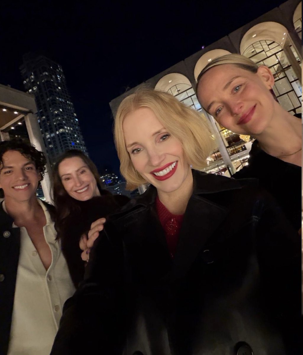 tinychastain's tweet photo. Jessica Chastain with Danielle Pizzorni, Jess Weixler and Isaac Hernández hanging out! https://t.co/ojO4zBCC2C