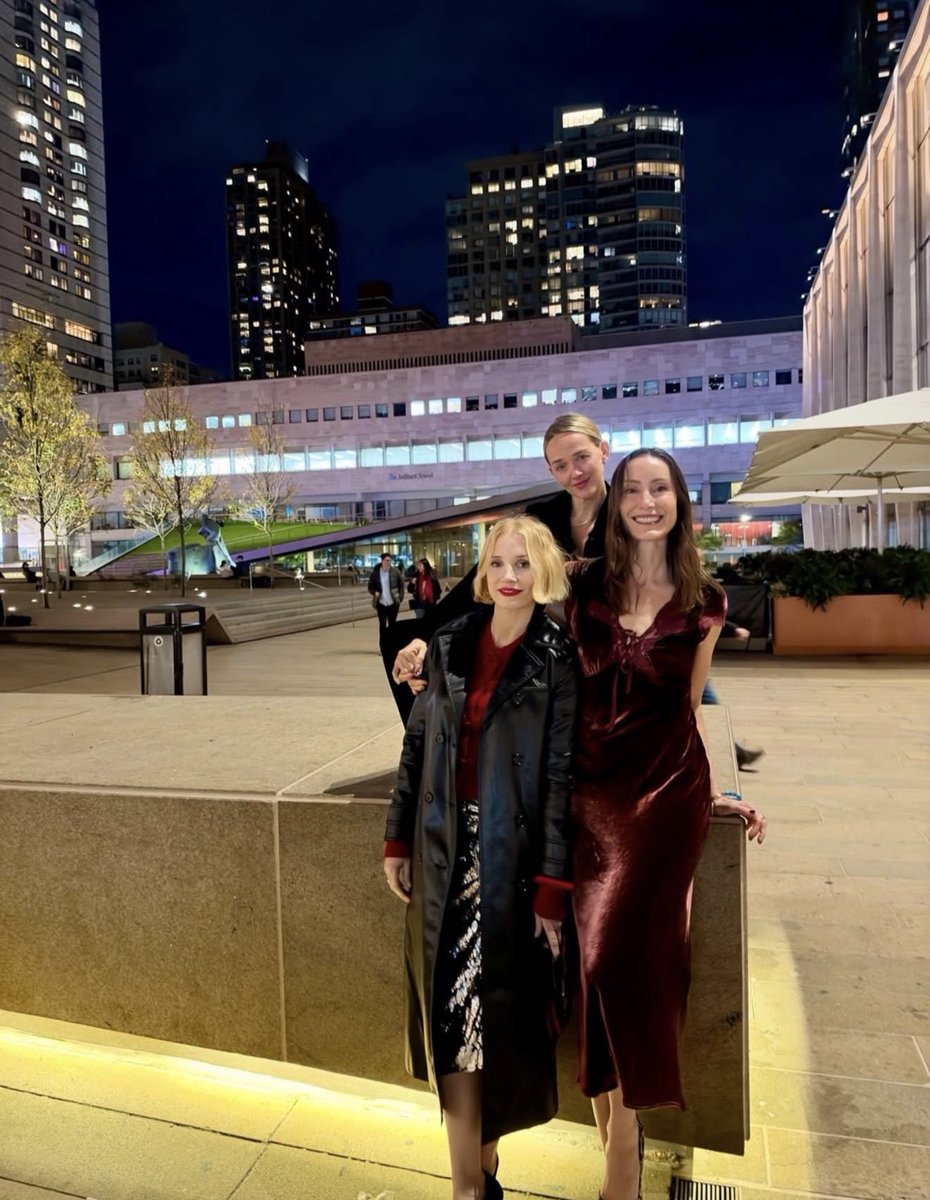 tinychastain's tweet photo. Jessica Chastain with Danielle Pizzorni, Jess Weixler and Isaac Hernández hanging out! https://t.co/ojO4zBCC2C